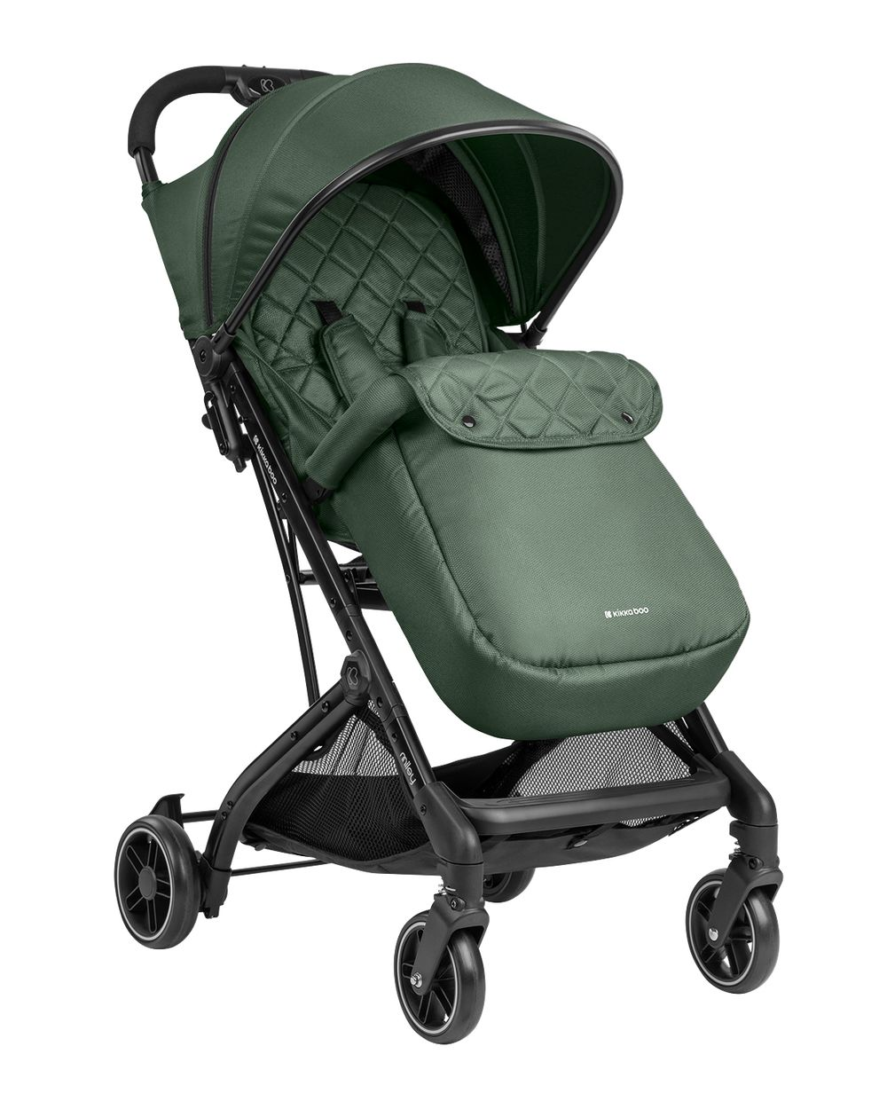 Un cochecito de bebé verde con capota. Tiene un marco negro, cuatro ruedas y una cesta de almacenamiento debajo.
