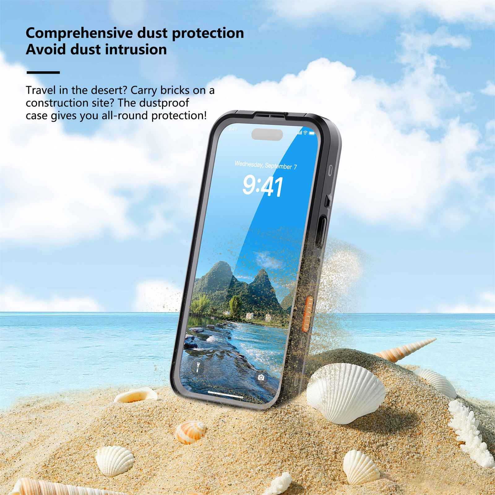 Telefon in einer Hülle auf Sand, Muscheln. Der Hintergrund zeigt Strand, Meer und blauen Himmel mit Wolken.