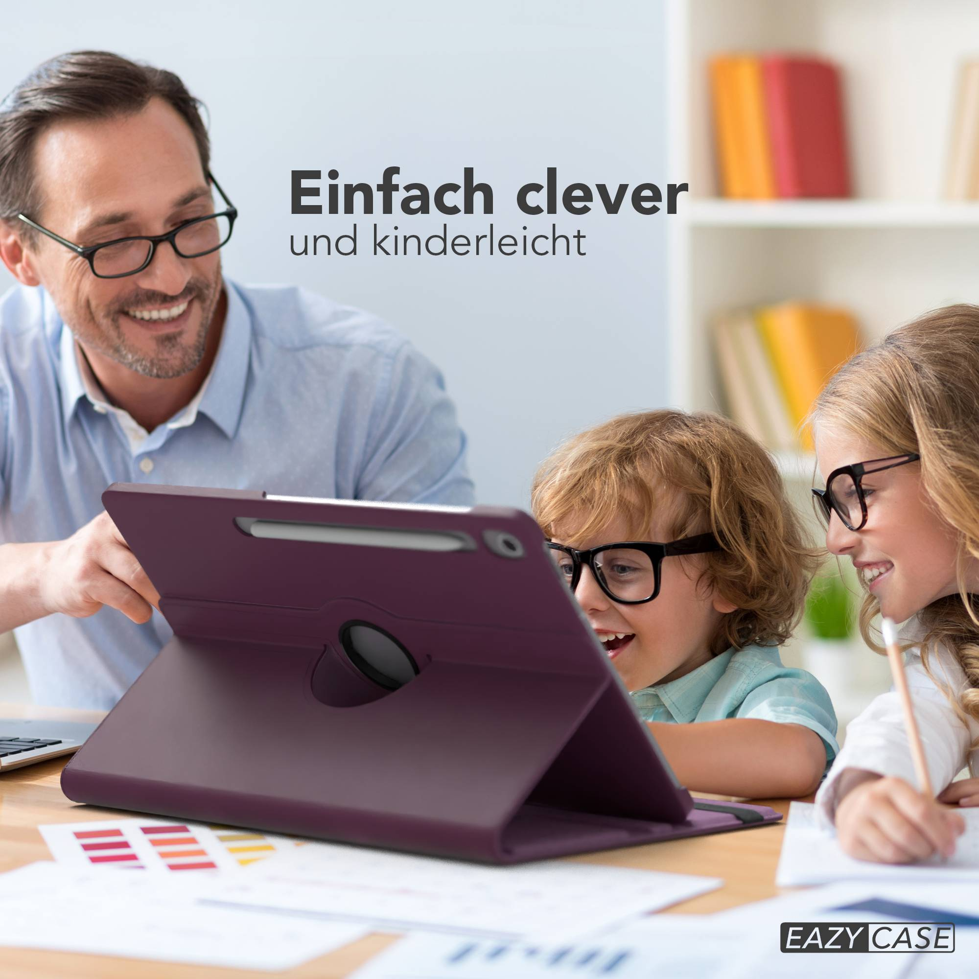 Ein Mann und zwei Kinder schauen auf ein Tablet. Das Tablet befindet sich in einer lila Hülle. Die Kinder tragen Brillen.