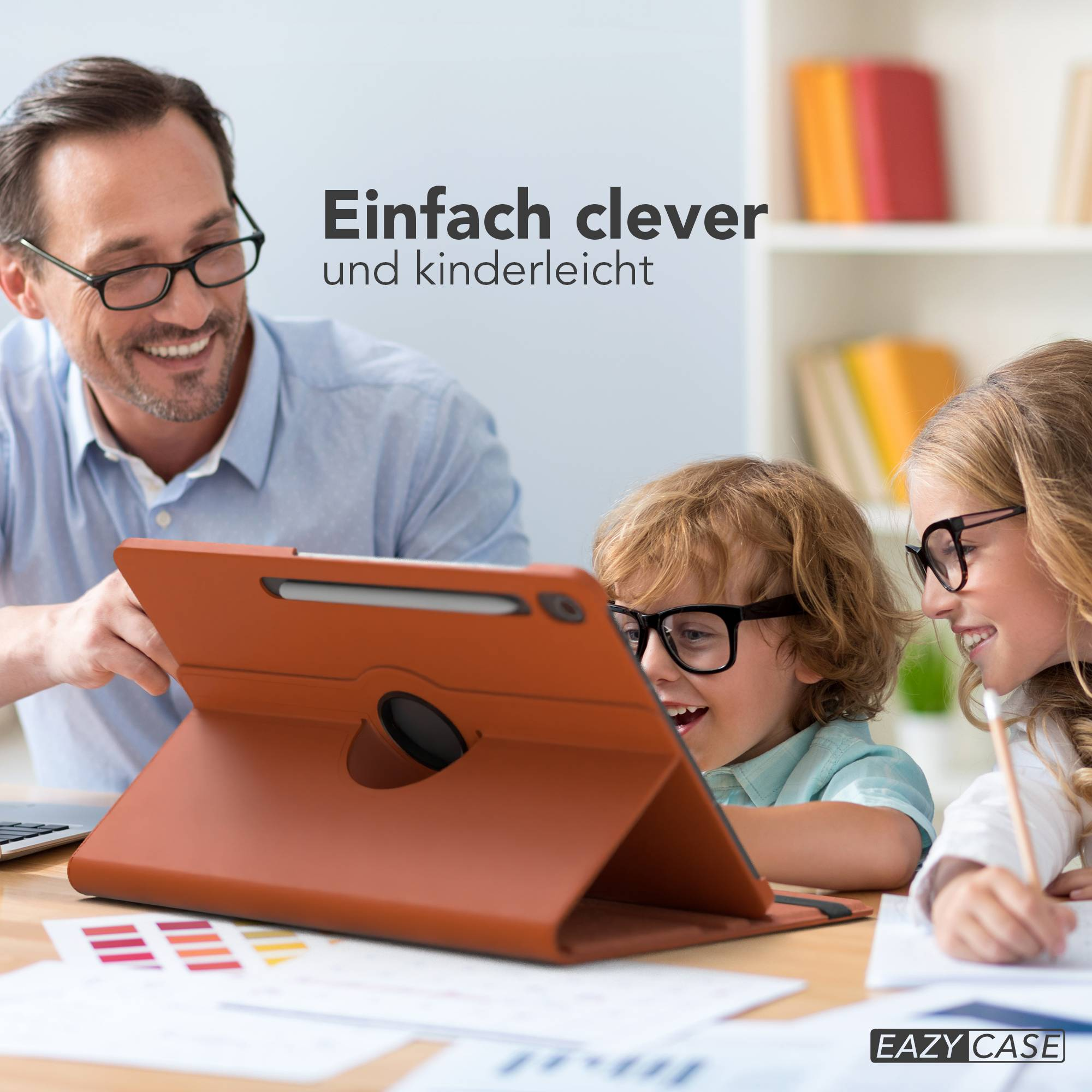 Ein Mann und zwei Kinder schauen auf ein Tablet. Das Tablet befindet sich in einer orangefarbenen Hülle. Sie lächeln.