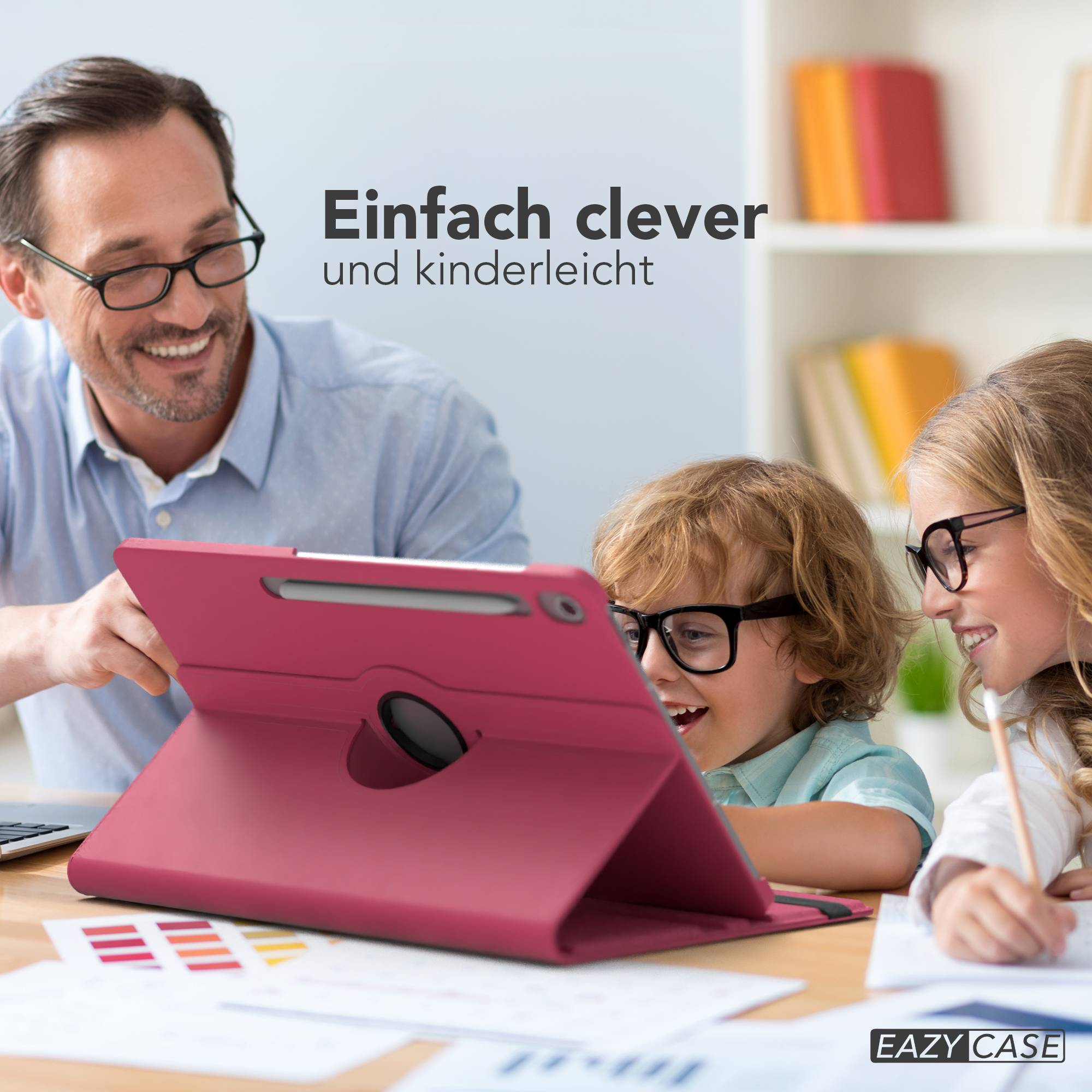 Ein Mann und zwei Kinder betrachten ein Tablet. Das Tablet hat eine rosa Hülle. Sie alle tragen Brillen.