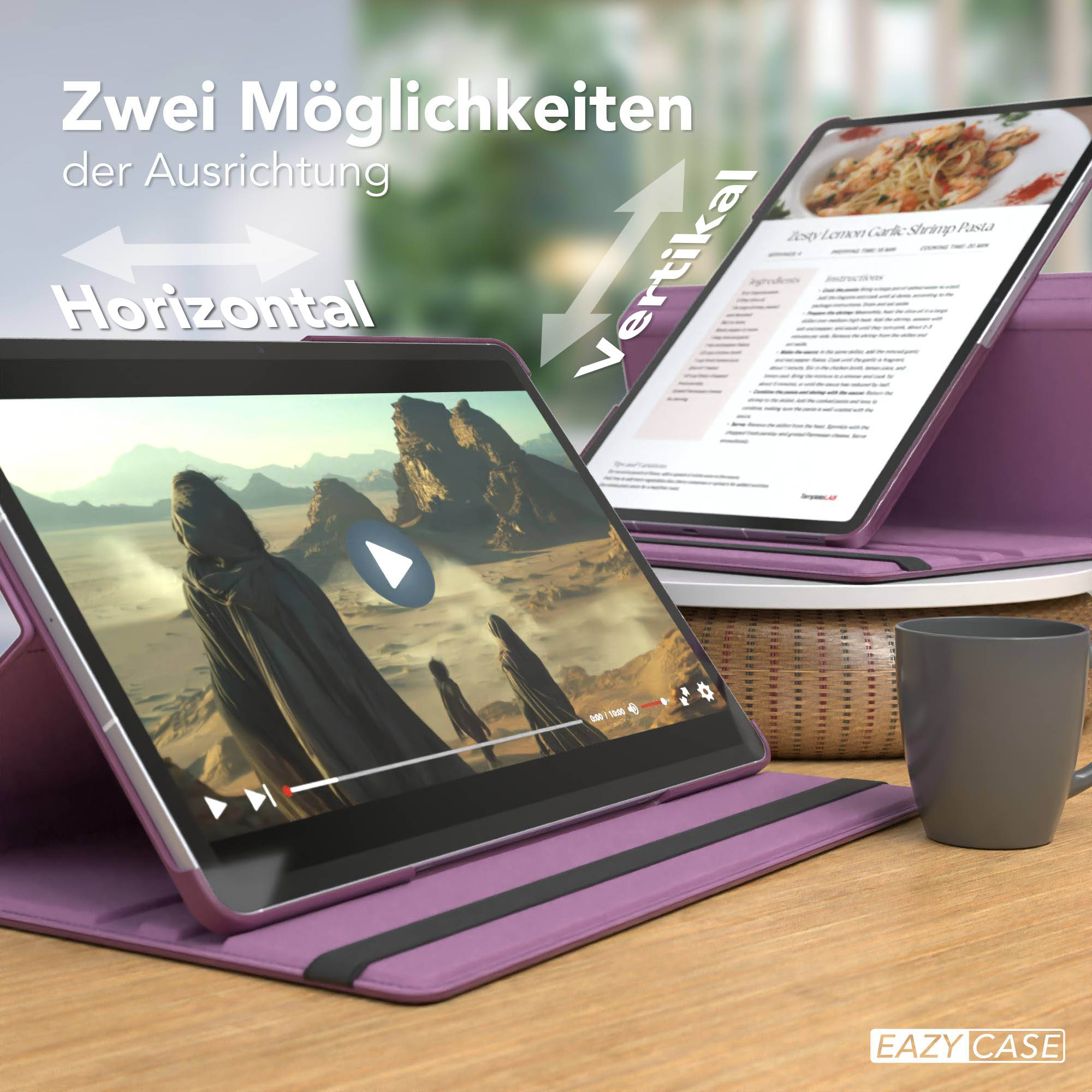 Tablets in lila Hüllen, eines horizontal mit Video, das andere vertikal mit Rezept. Grauer Becher und Holztisch.