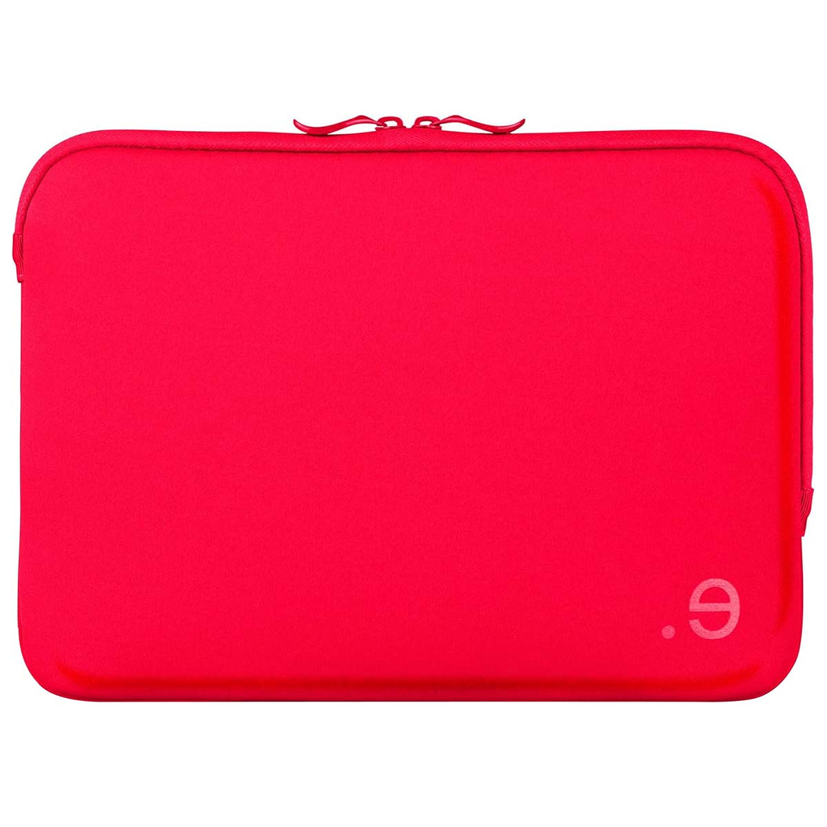 Una custodia per laptop rettangolare rossa con cerniera. Un logo argentato è nell'angolo in basso a destra. Lo sfondo è bianco.