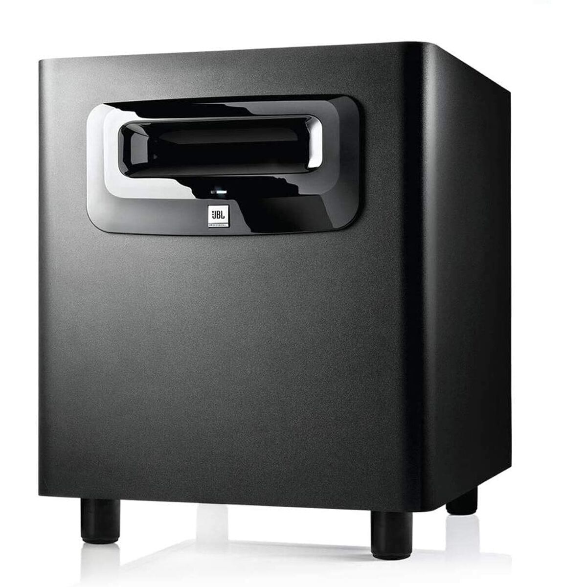 Un subwoofer JBL nero con un pannello frontale lucido. Ha quattro gambe nere. Il logo JBL è visibile.