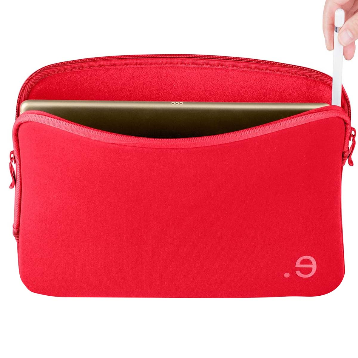 Una custodia rossa per tablet con un tablet all'interno. Una mano che tiene uno stilo bianco lo inserisce nella custodia.