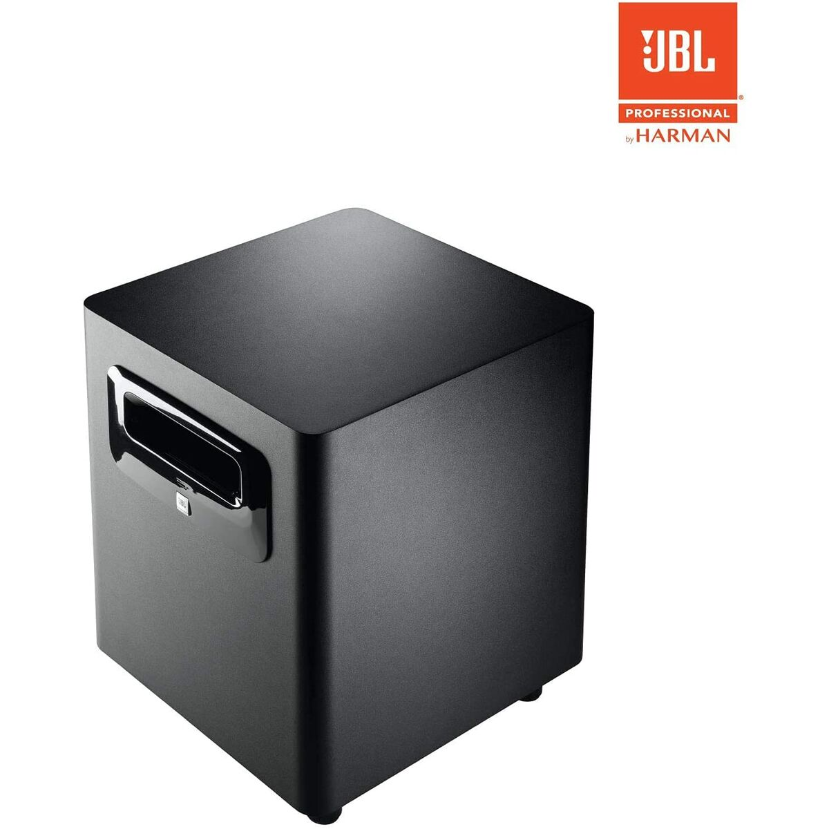 Un subwoofer JBL nero, di forma quadrata, con maniglia laterale. Logo JBL in alto a destra. Sfondo bianco.