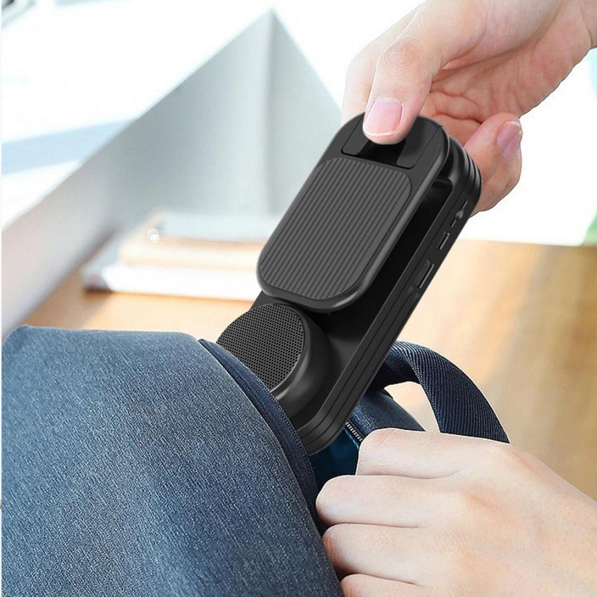Eine Hand platziert ein schwarzes Gerät mit Lautsprecher und Clip in eine blaue Jeanstasche. Eine andere Hand hält das Gerät.