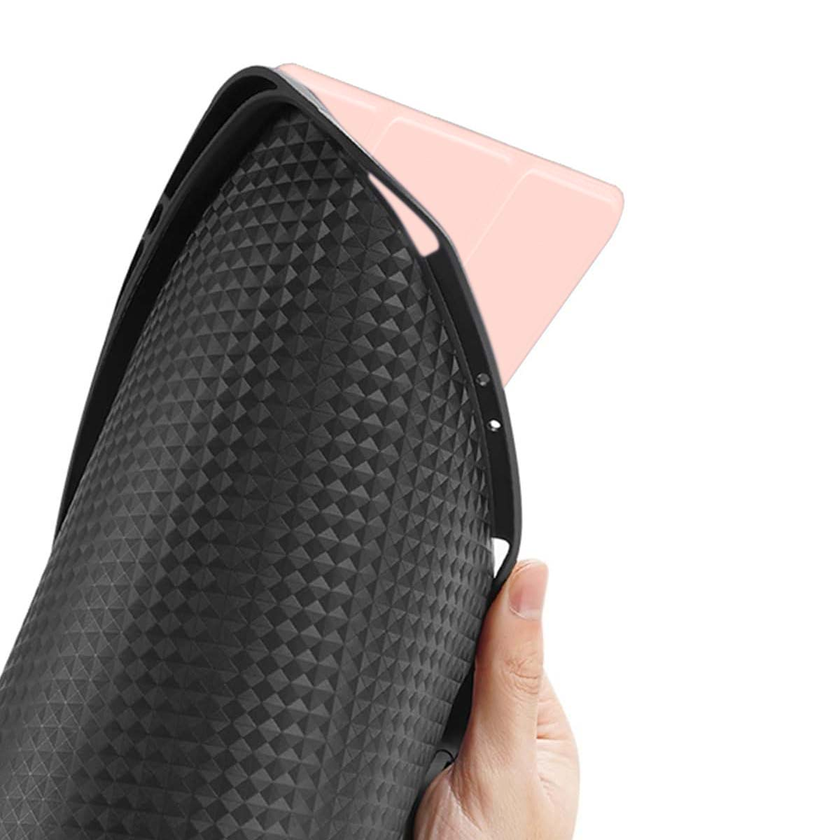 Una mano tiene una custodia nera e strutturata, rivelando un dispositivo rosa. La custodia presenta un motivo geometrico.