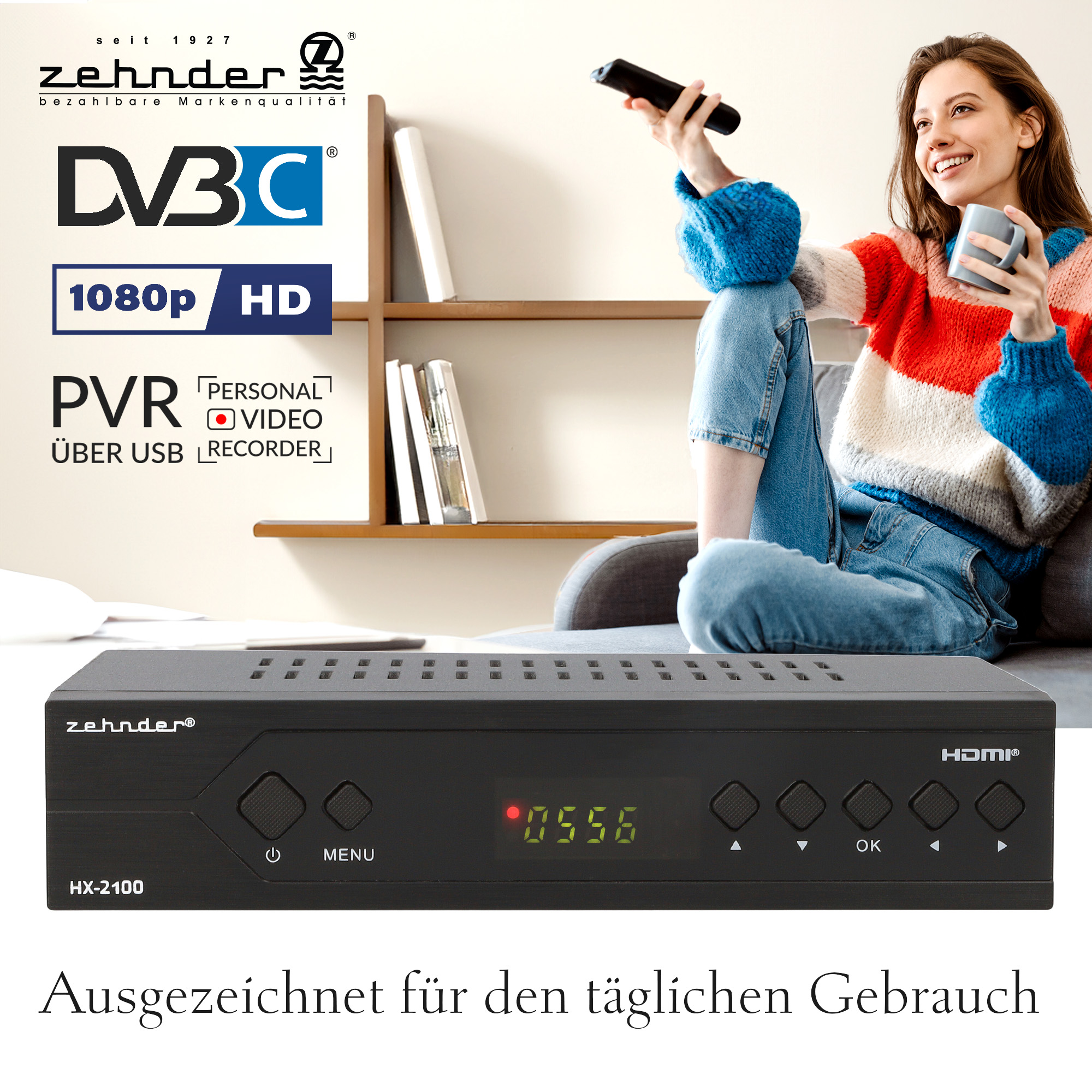 Eine Frau hält eine Fernbedienung und eine Tasse und sitzt in der Nähe einer Set-Top-Box. Eine TV-Box mit digitaler Anzeige im Vordergrund.
