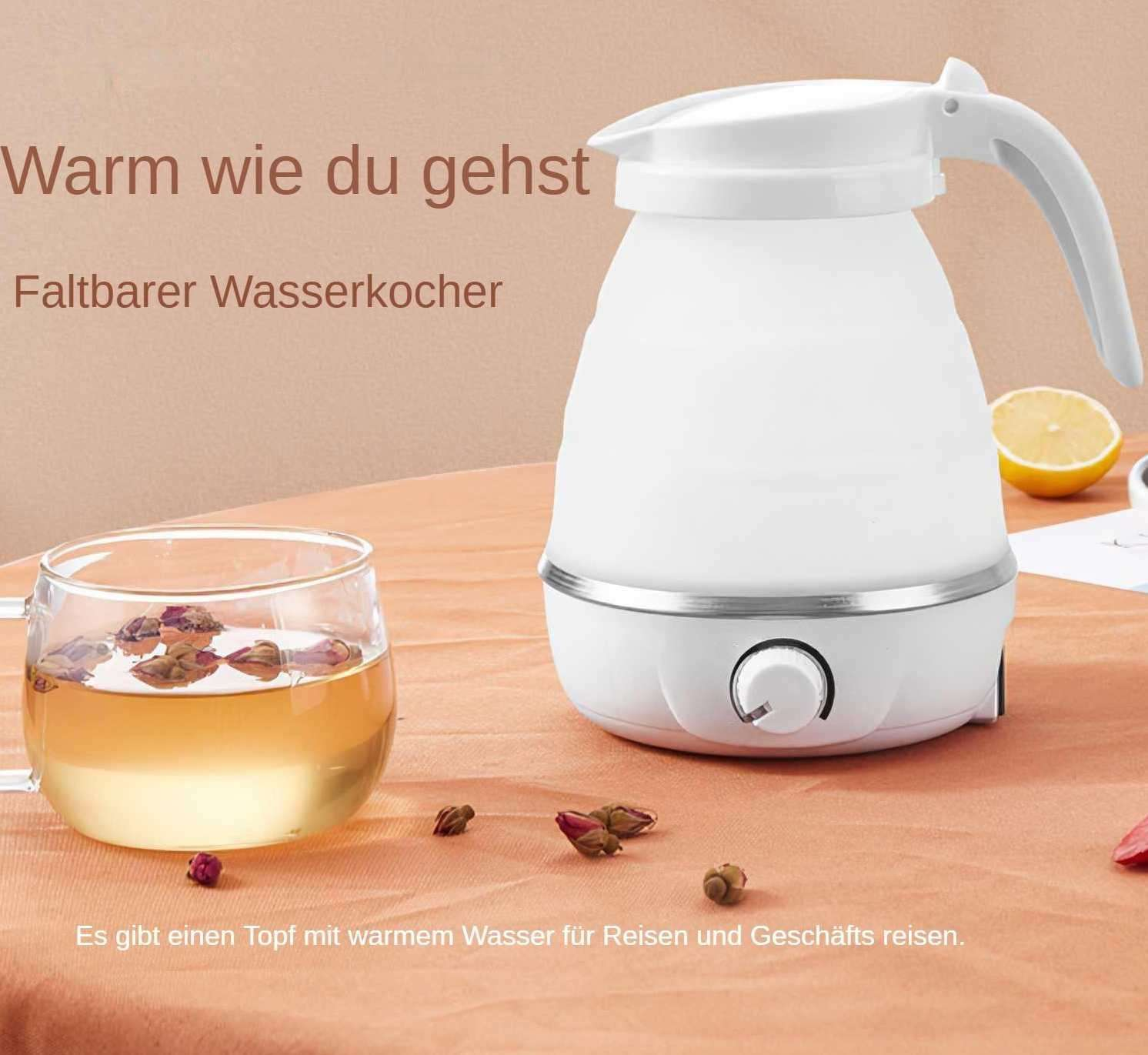Ein weißer, faltbarer Wasserkocher, ein Glas Tee mit Blütenknospen und eine Zitronenhälfte stehen auf einem Tisch. Text: 'Warm wie du gehst'.