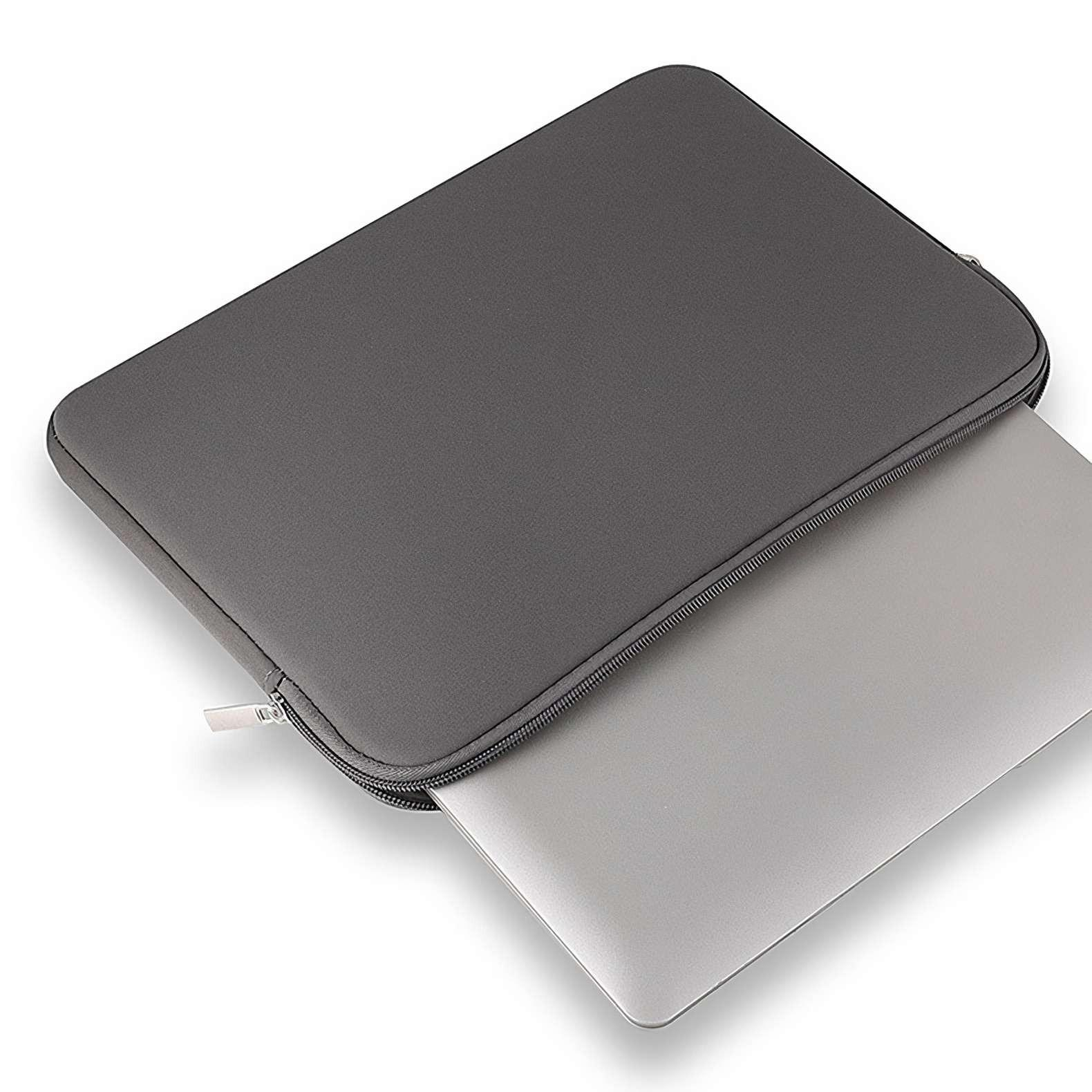 Eine graue Laptoptasche ist teilweise geöffnet und gibt einen silbernen Laptop frei. Der Hintergrund ist weiß.