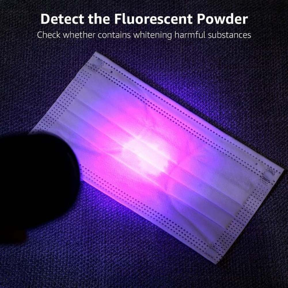Eine Maske wird mit violettem Licht beleuchtet. Der Text oben lautet 'Fluoreszierendes Pulver erkennen'. Der Hintergrund ist dunkelgrau.