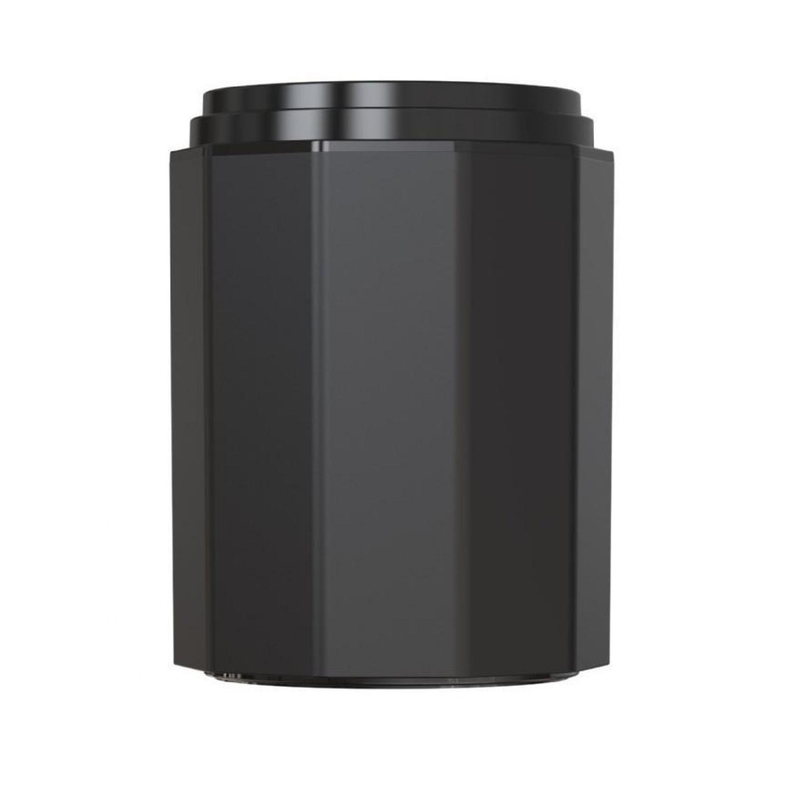 Ein schwarzes, zylindrisches Objekt mit einer vielseitigen Oberfläche. Es hat eine leicht kleinere, abgestufte Oberseite und einen weißen Hintergrund.