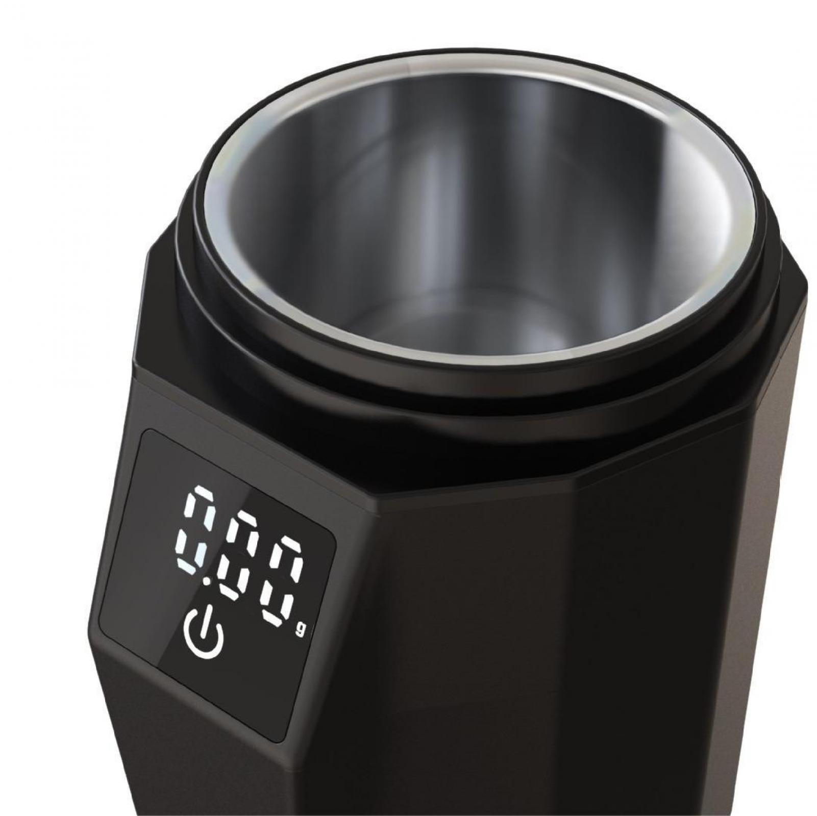 Eine schwarze Waage mit Digitalanzeige, die 0,00 g anzeigt, und ein metallischer Silberbehälter. Der Power-Button ist sichtbar.