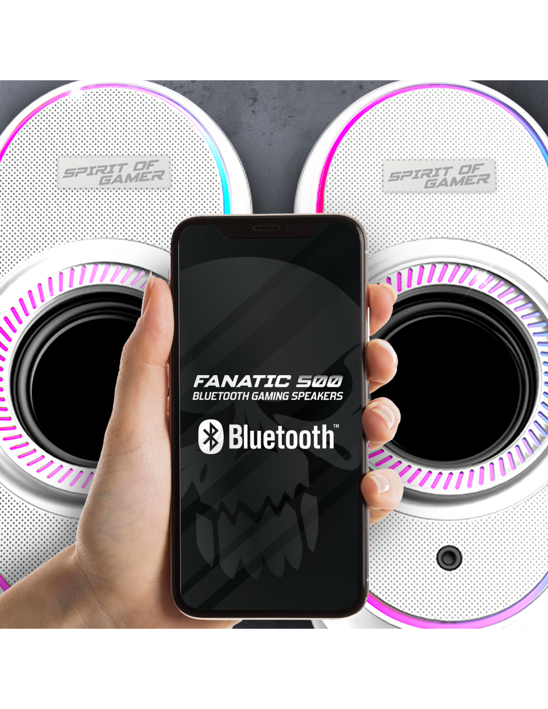 Mano che tiene un telefono che mostra la connessione dell'altoparlante Bluetooth. Gli altoparlanti sono bianchi con accenti LED colorati.