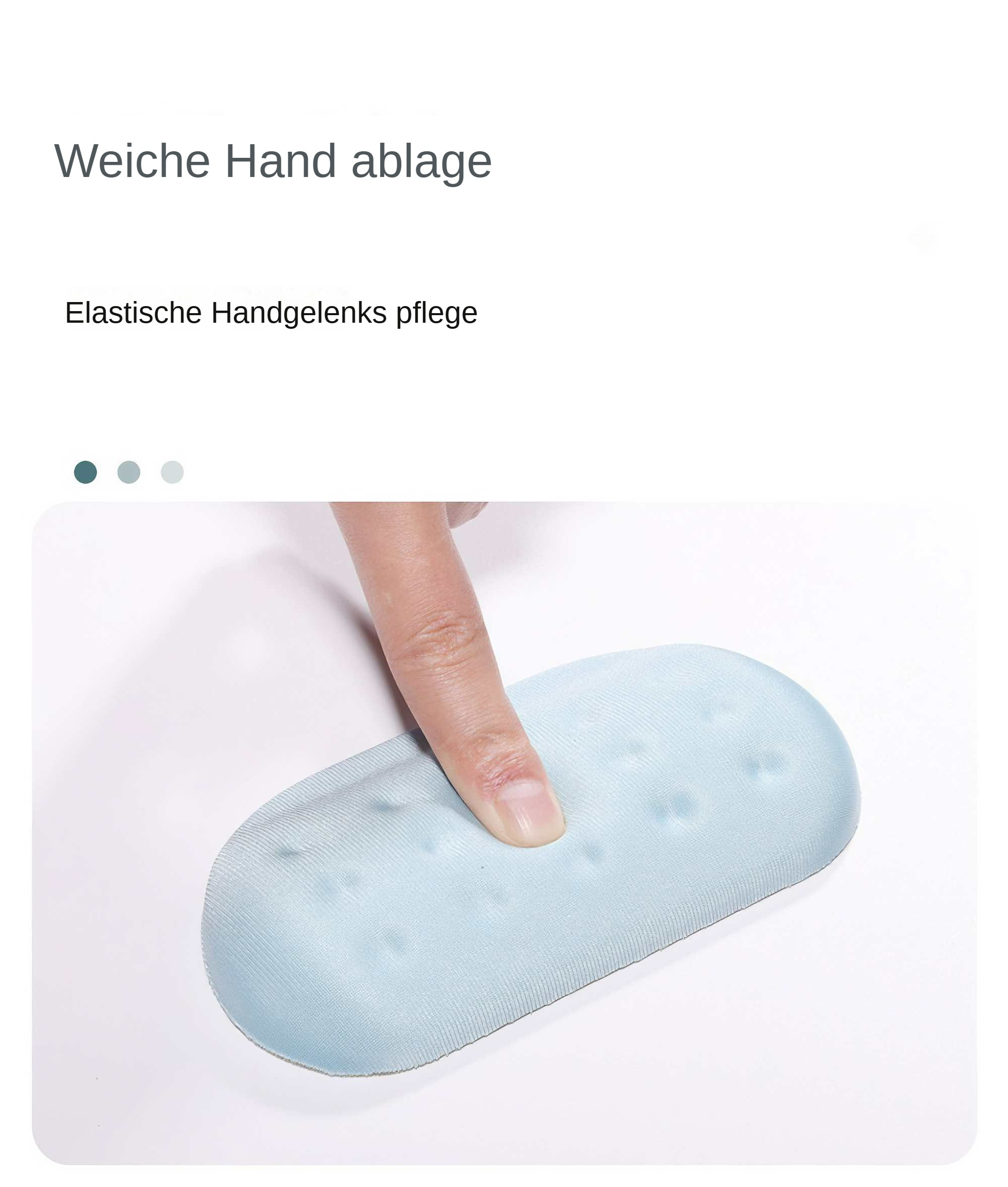 Eine Hand drückt mit dem Finger auf eine hellblaue, ovale, strukturierte Handgelenkauflage vor weißem Hintergrund.