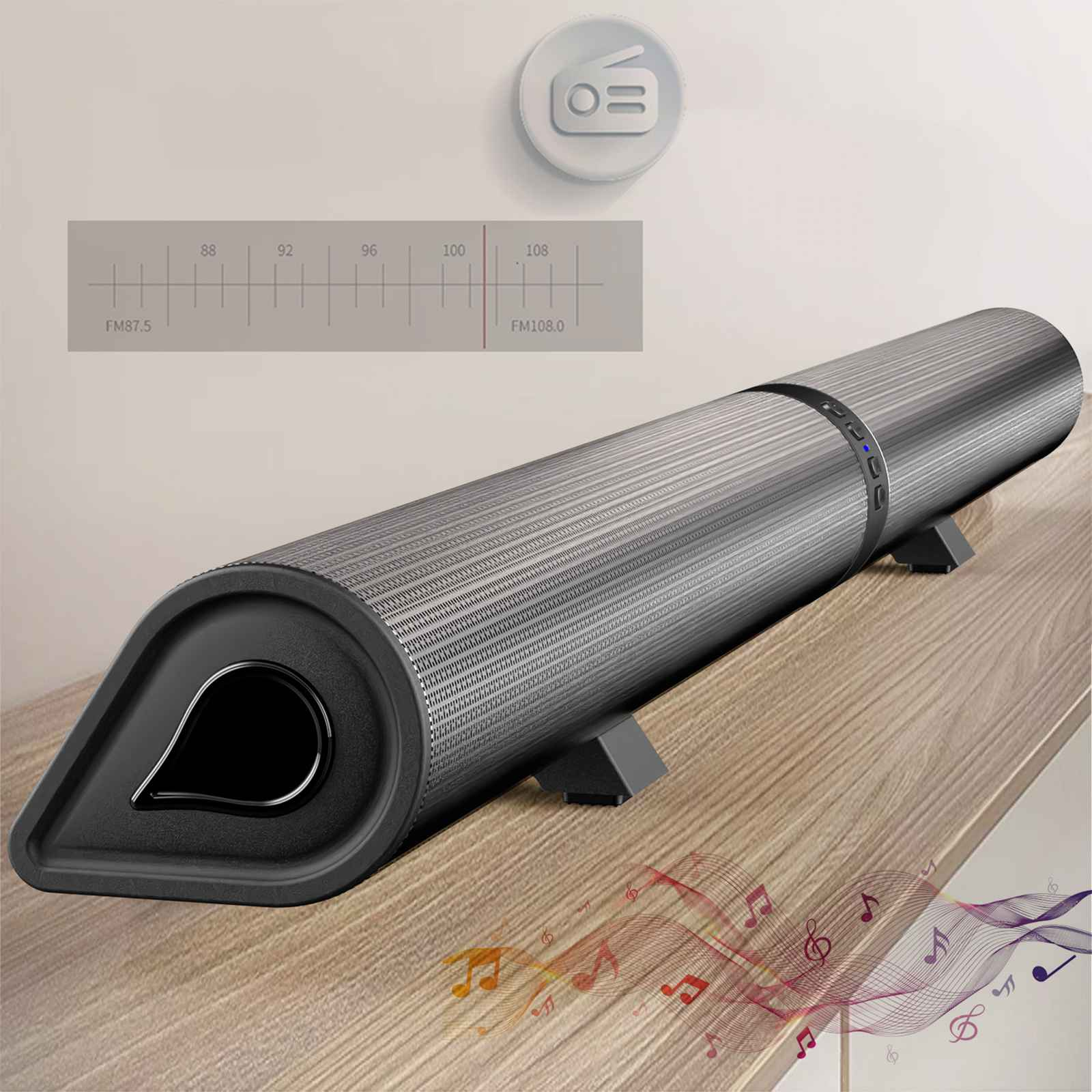 Silberne Soundbar auf Holzoberfläche. Radiofrequenz-Zifferblatt und Noten werden angezeigt. Die Soundbar hat Knöpfe und ein Display.