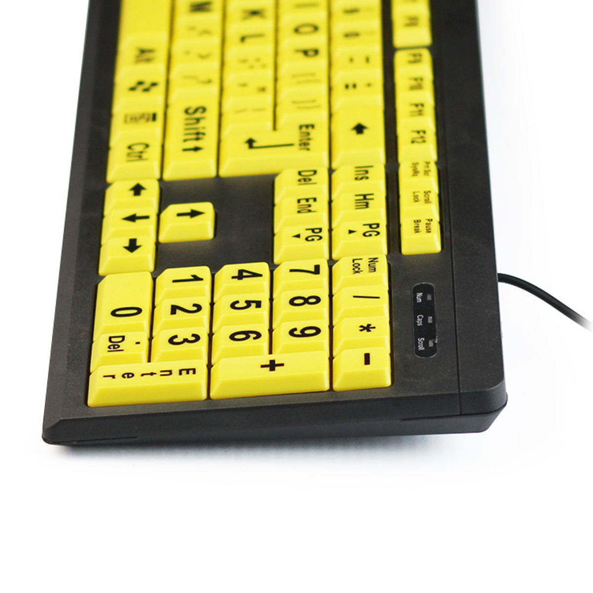 Eine schwarze Tastatur mit gelben Tasten. Die Tasten sind groß und mit Buchstaben und Zahlen beschriftet. Ein Kabel ist eingesteckt.