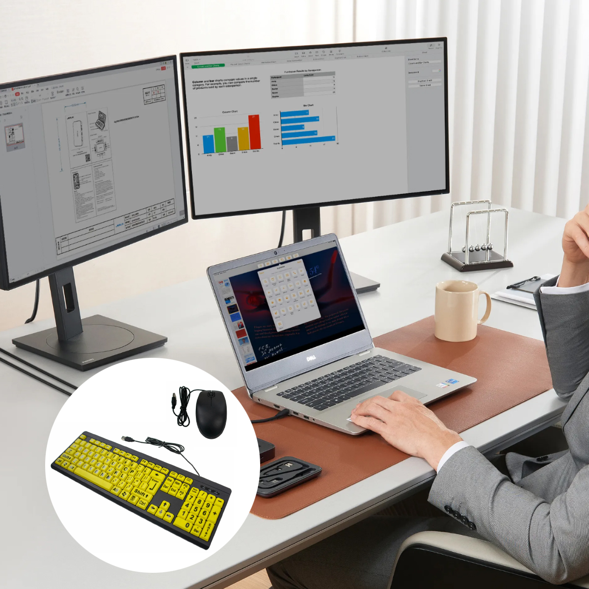 Eine Person an einem Schreibtisch mit Laptop und zwei Monitoren mit Diagrammen. Tastatur und Maus im Vordergrund.