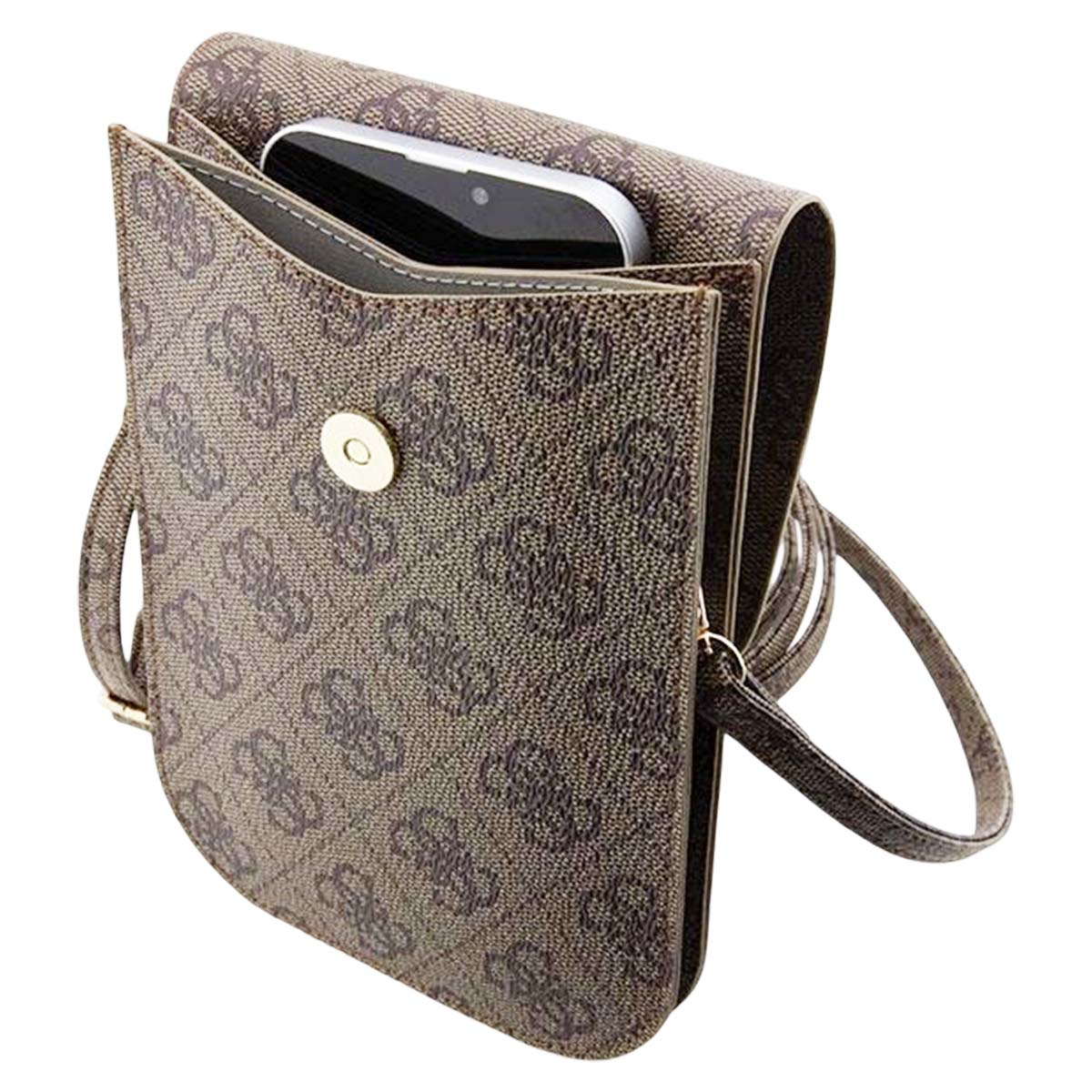 Un bolso cruzado Guess marrón con un teléfono dentro. El bolso tiene un diseño estampado y un cierre magnético.