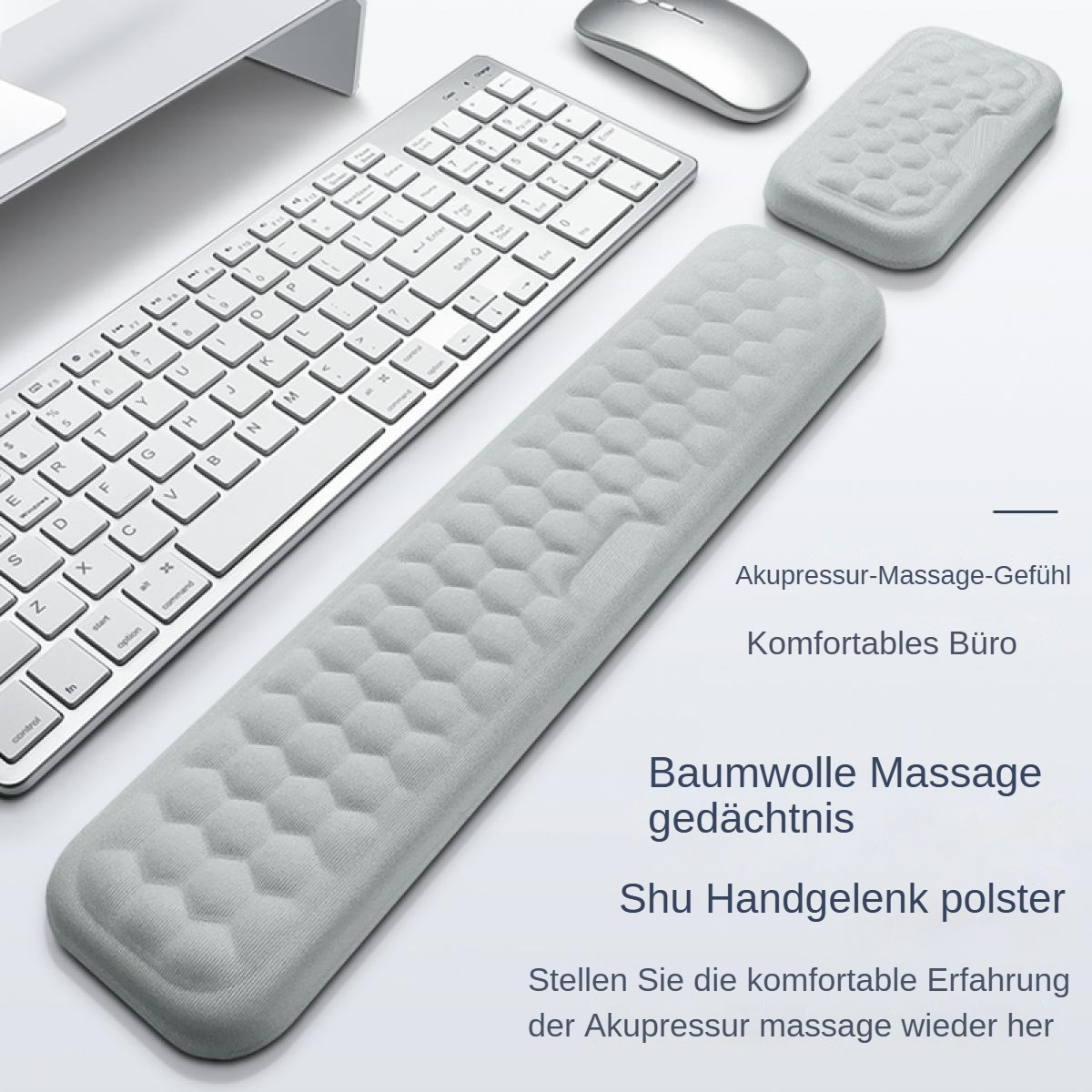 Eine Tastatur, eine Handgelenkstütze, eine Maus und ein Pad liegen auf einer weißen Oberfläche. Deutscher Text beschreibt das Produkt.