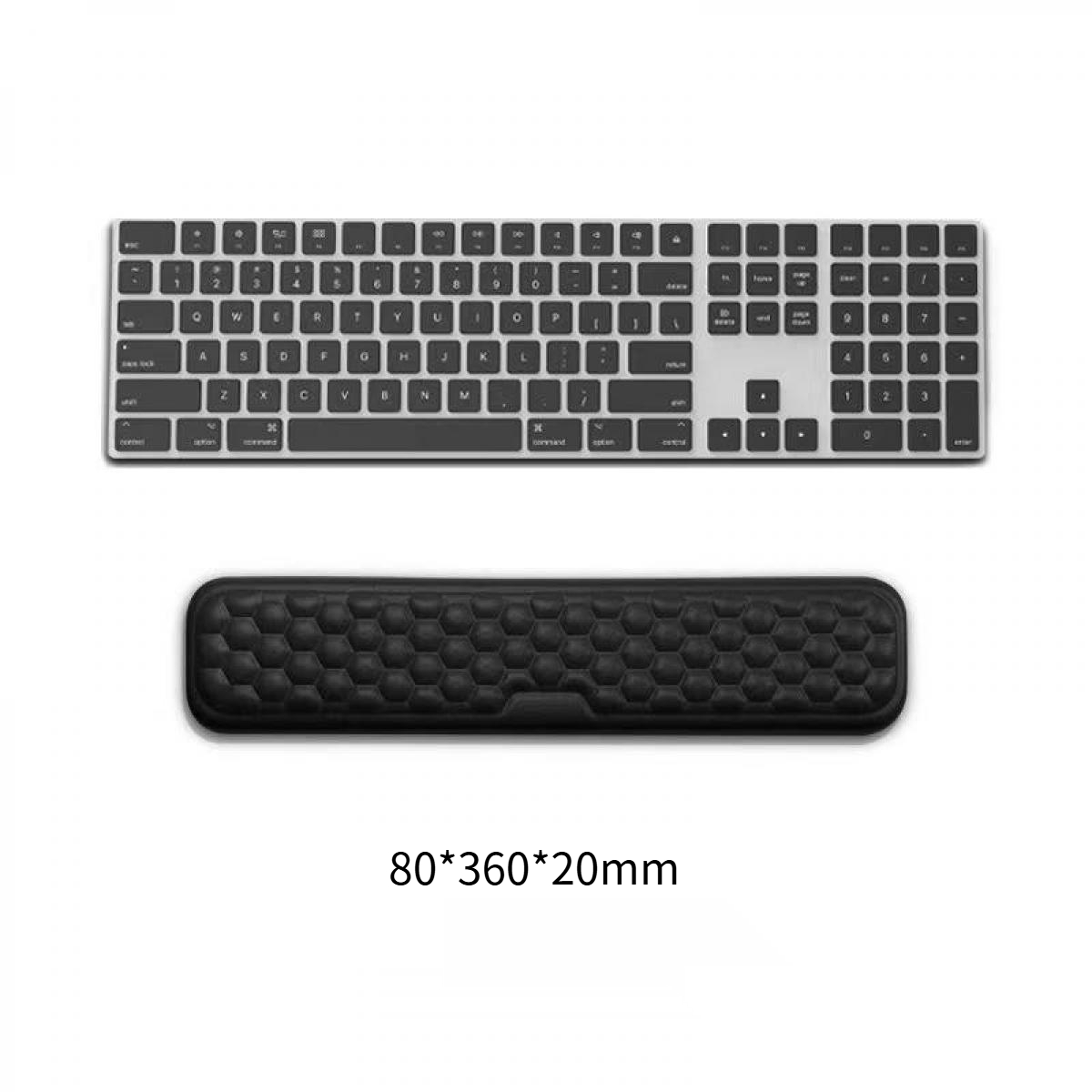 Eine silberne Tastatur und eine schwarze Handgelenkauflage liegen auf einer weißen Oberfläche. Die Tastatur hat schwarze Tasten, die Auflage ein Wabenmuster.
