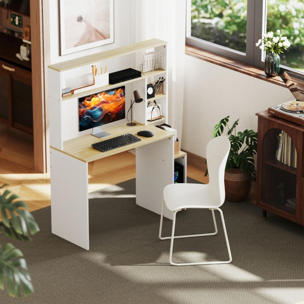 Ein moderner Schreibtisch mit Computer, Tastatur und Maus. Ein weißer Stuhl steht daneben. Im Hintergrund befinden sich ein Fenster und ein Schrank.
