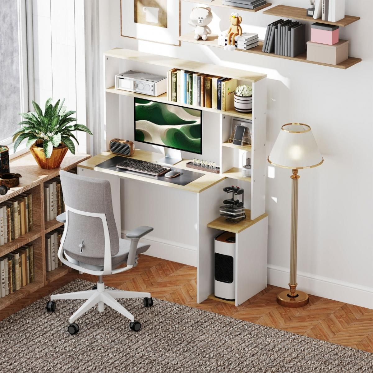 Ein Homeoffice mit Schreibtisch, Stuhl, Computer, Büchern und einer Stehlampe. Der Raum ist hell und modern mit Holzböden und einem Teppich.
