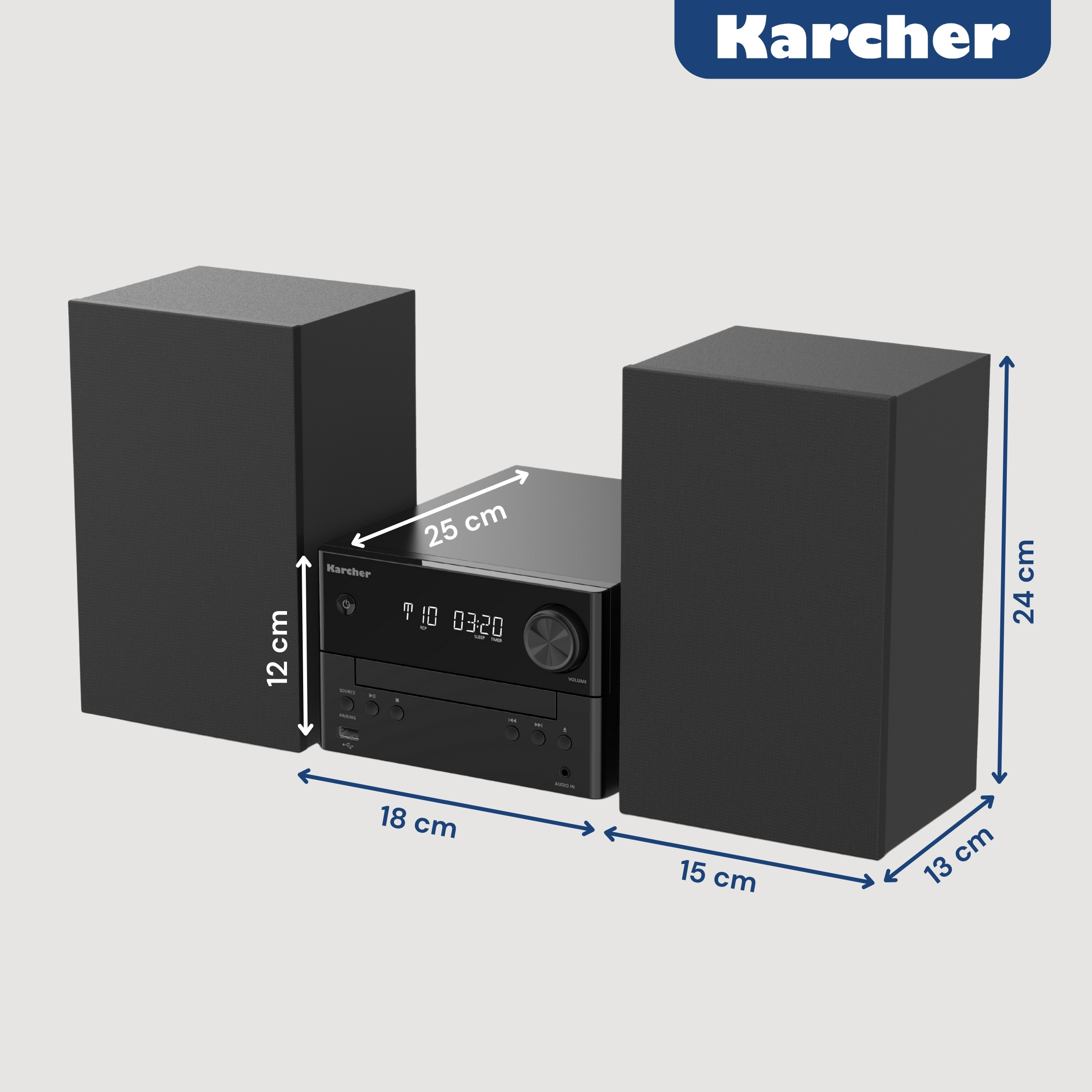 Ein schwarzes Karcher-Stereosystem mit Lautsprechern. Abmessungen werden angezeigt. Das Display zeigt 03:20. Der Hintergrund ist hellgrau.