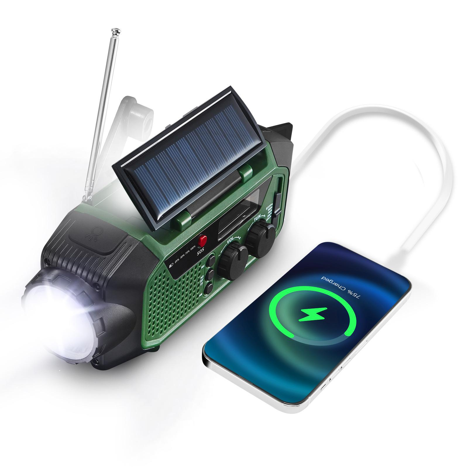 Ein grünes Notfallradio mit Solarpanel lädt ein Telefon auf. Das Telefon zeigt ein Ladesymbol.