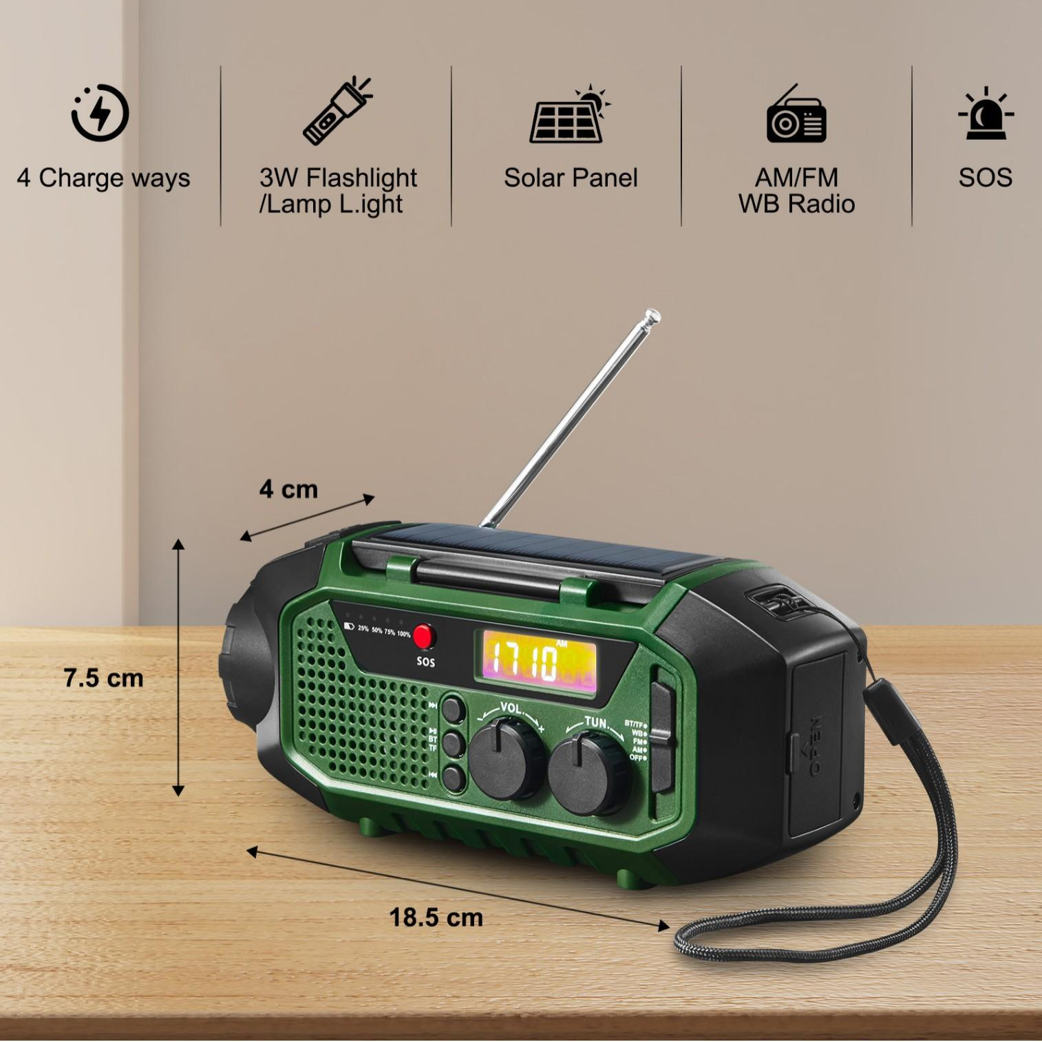 Grünes und schwarzes Notfallradio mit Solarpanel, Antenne, Knöpfen und beschrifteten Abmessungen. Funktionen umfassen eine Taschenlampe und SOS-Funktion.
