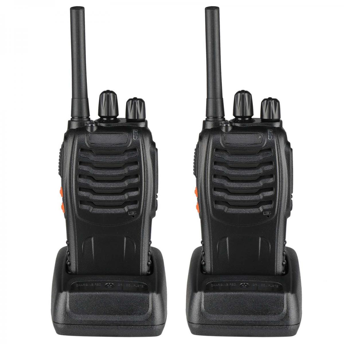 Zwei schwarze Walkie-Talkies mit Antennen und Ladestationen stehen auf einer weißen Oberfläche. Orangefarbene Knöpfe sind sichtbar.