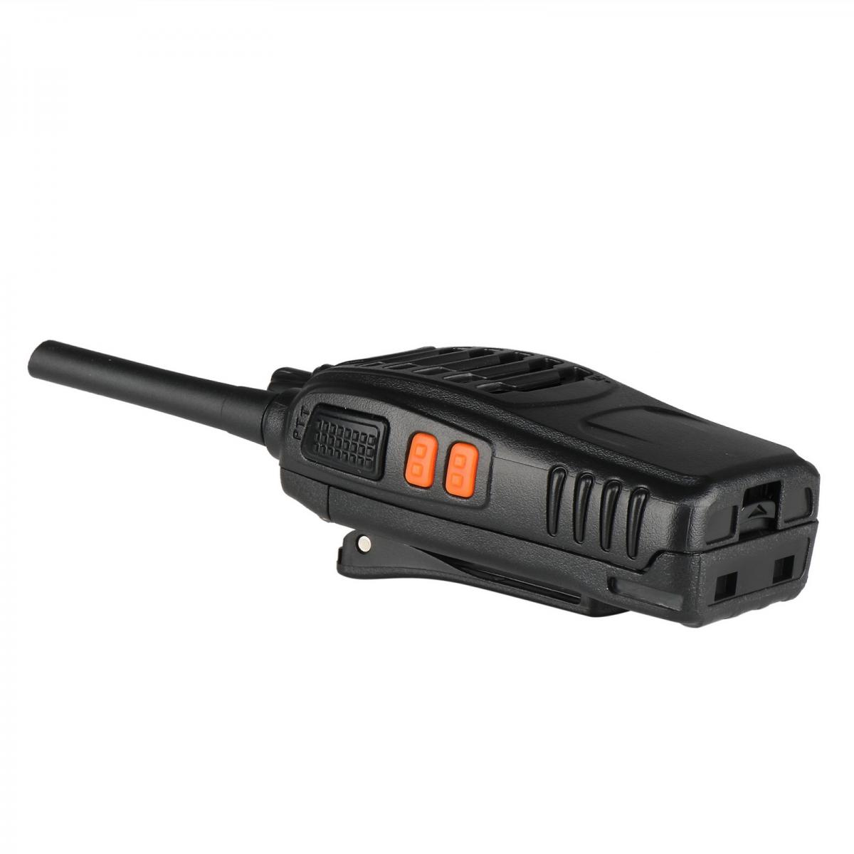 Ein schwarzes Walkie-Talkie liegt auf weißem Untergrund. Es hat orangefarbene Knöpfe und eine schwarze Antenne. Der Hintergrund ist weiß.
