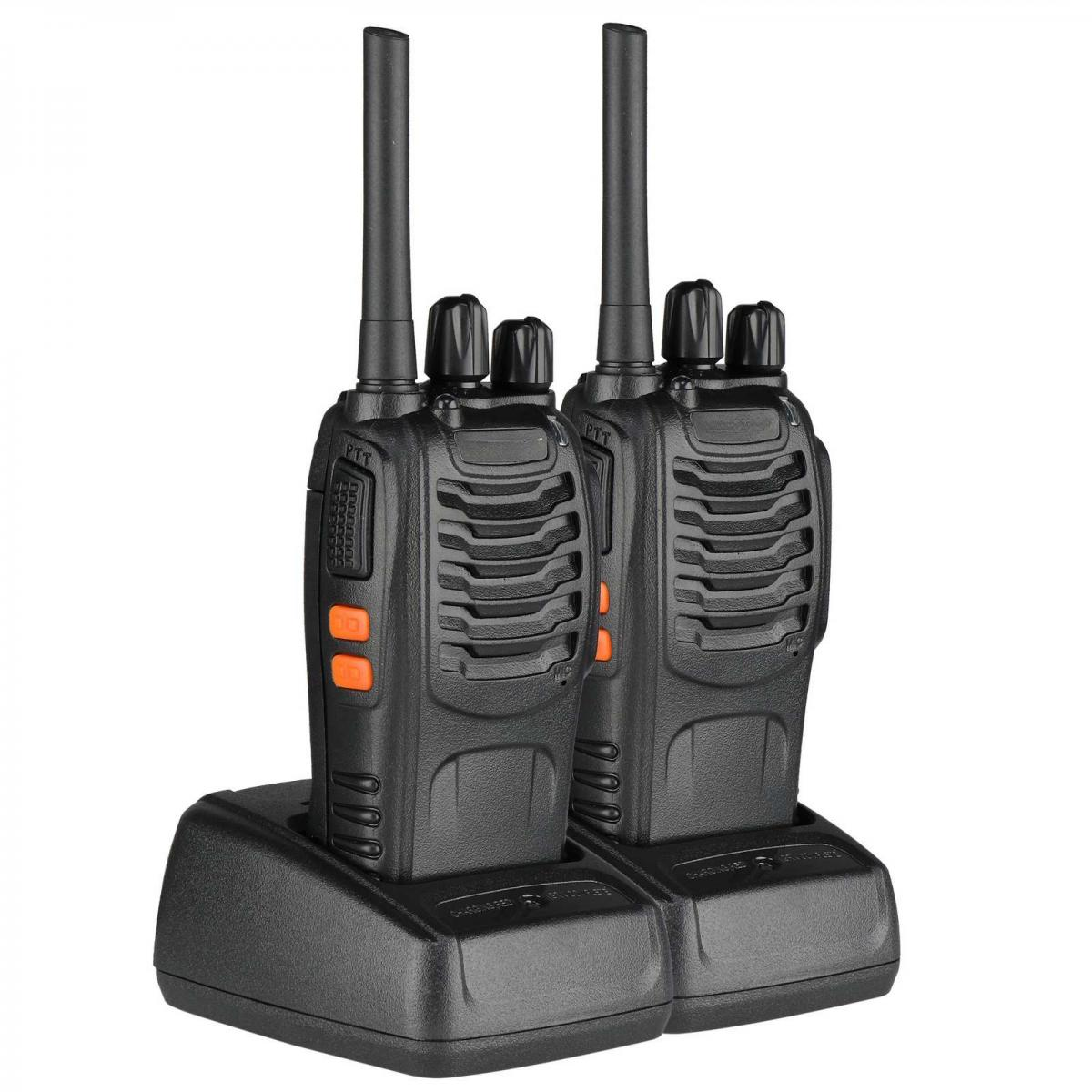 Zwei schwarze Walkie-Talkies in einer Ladestation. Jedes hat eine Antenne. Auf der Vorderseite sind orangefarbene Knöpfe zu sehen.