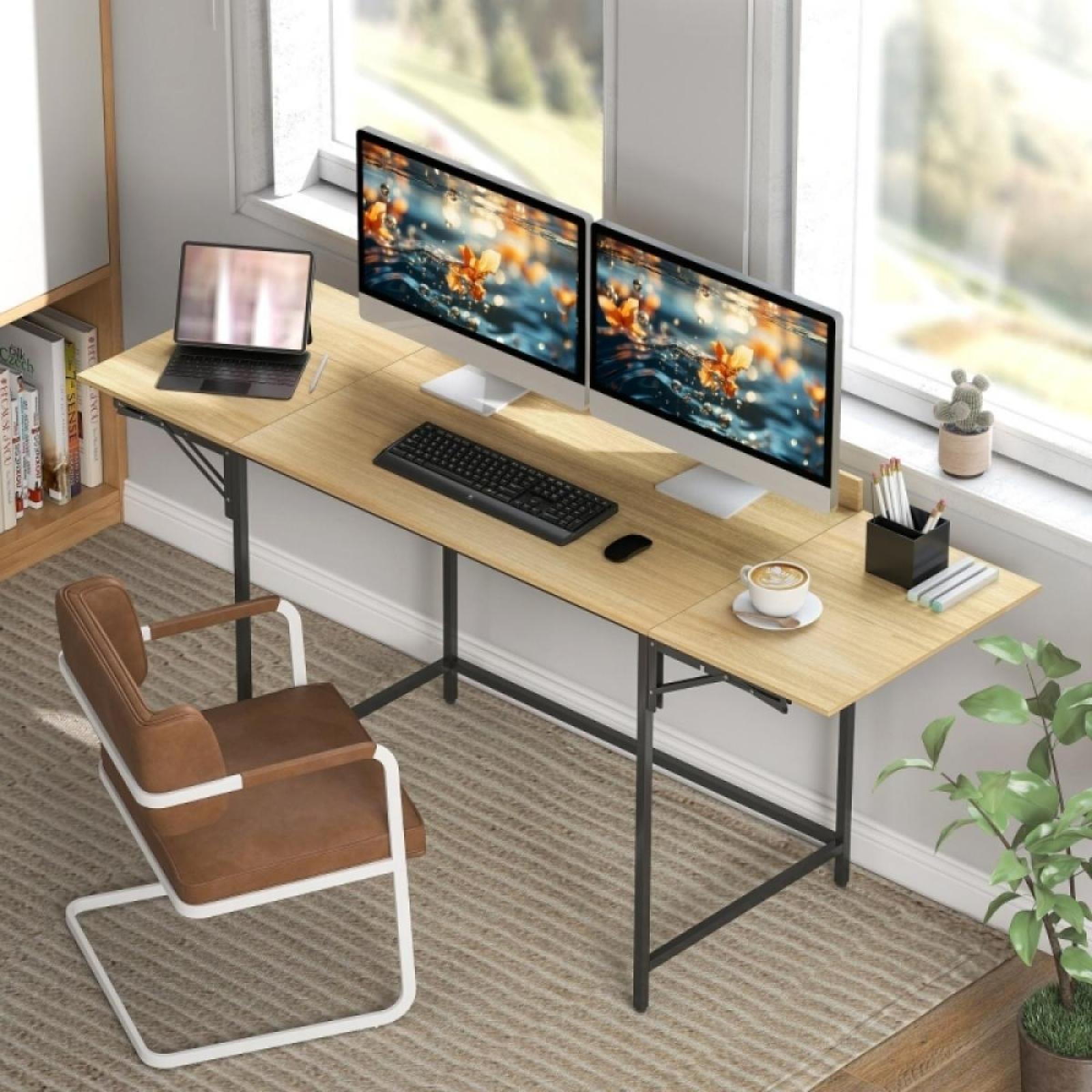 Ein Schreibtisch hat zwei Monitore, einen Laptop und einen Stuhl. Im Hintergrund befindet sich ein Fenster.