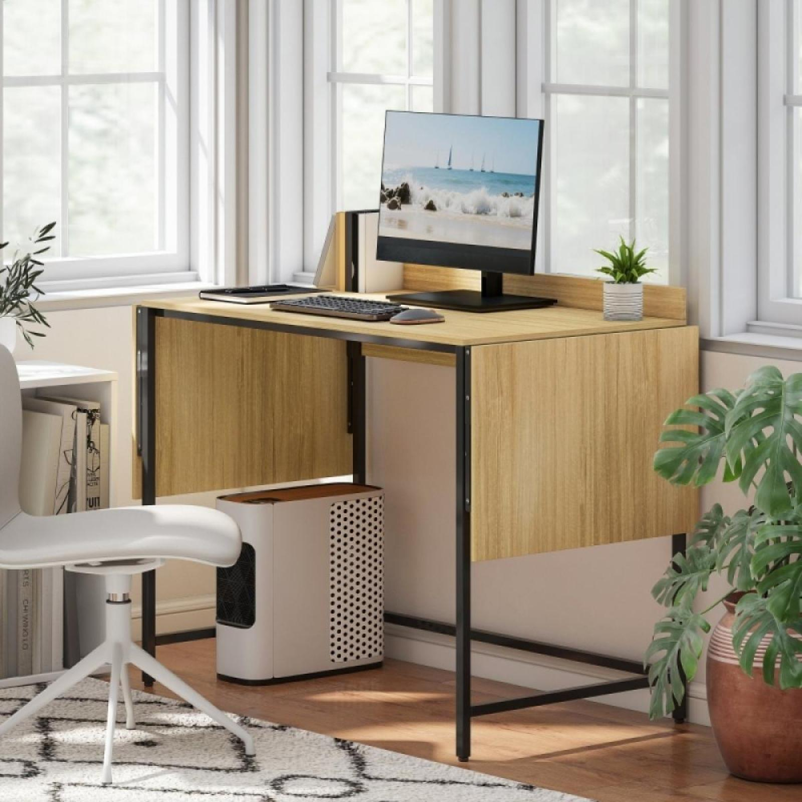 Moderne Büroeinrichtung mit Holzschreibtisch, Computer, weißem Stuhl und Pflanze. Im Hintergrund ein Fenster.