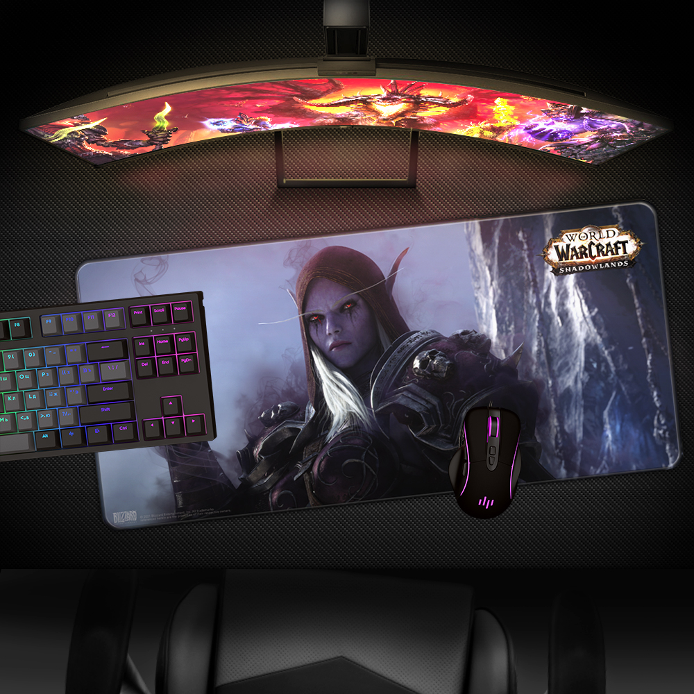 Ein Gaming-Setup mit einem gebogenen Monitor, einem World of Warcraft-Mauspad, einer Tastatur und einer Maus. Das Mauspad zeigt Sylvanas Windrunner.