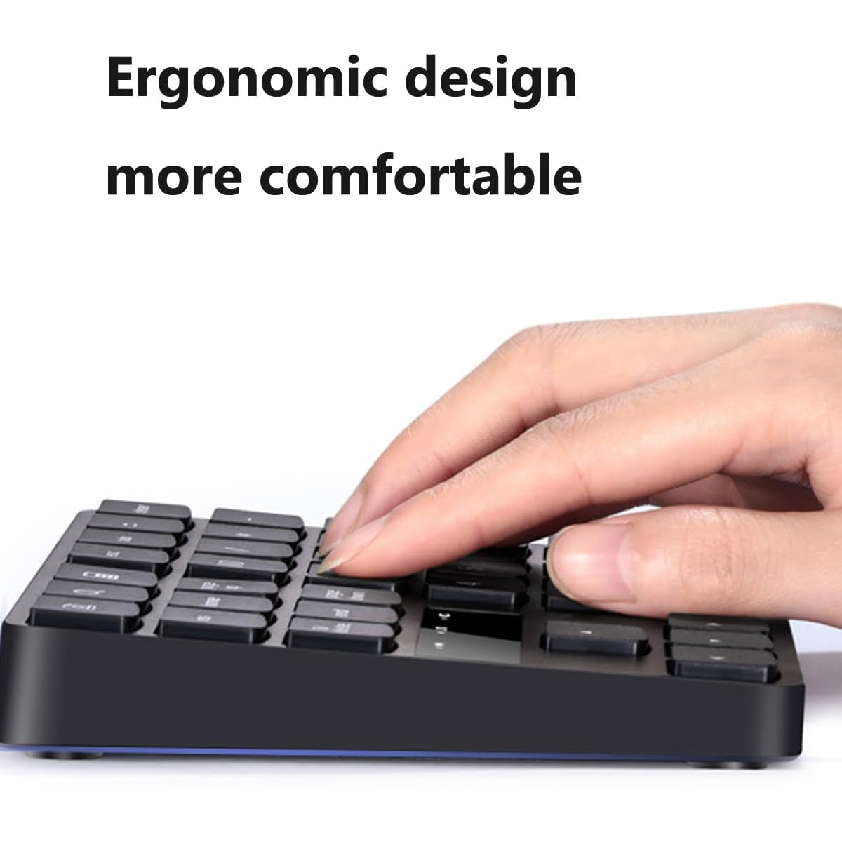 Eine Hand berührt eine schwarze ergonomische Tastatur. Weißer Text sagt 'Ergonomisches Design komfortabler' auf weißem Hintergrund.