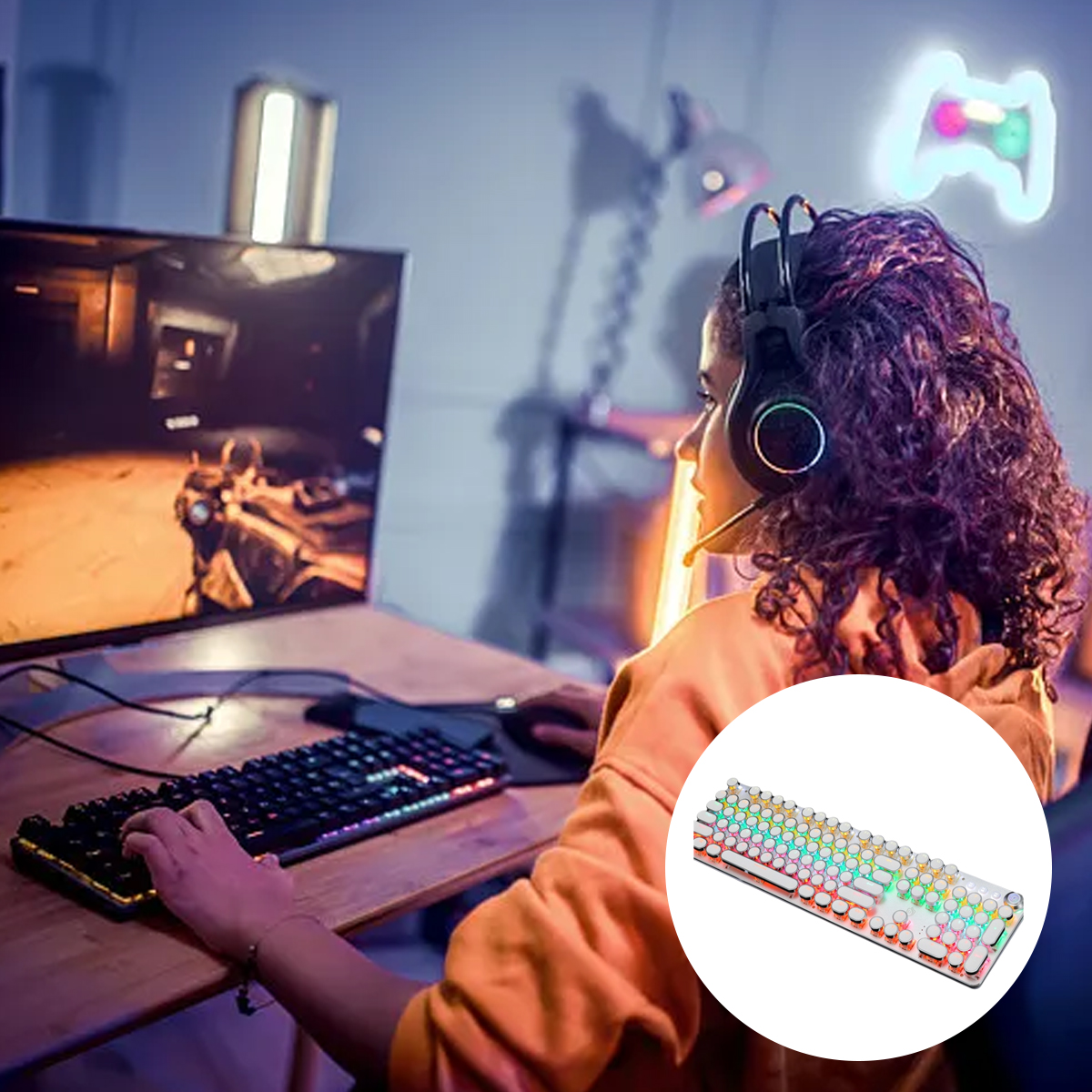 Eine Person mit Kopfhörern spielt. Eine Tastatur und ein Monitor sind sichtbar. Ein Neon-Controller-Schild hängt im Hintergrund.