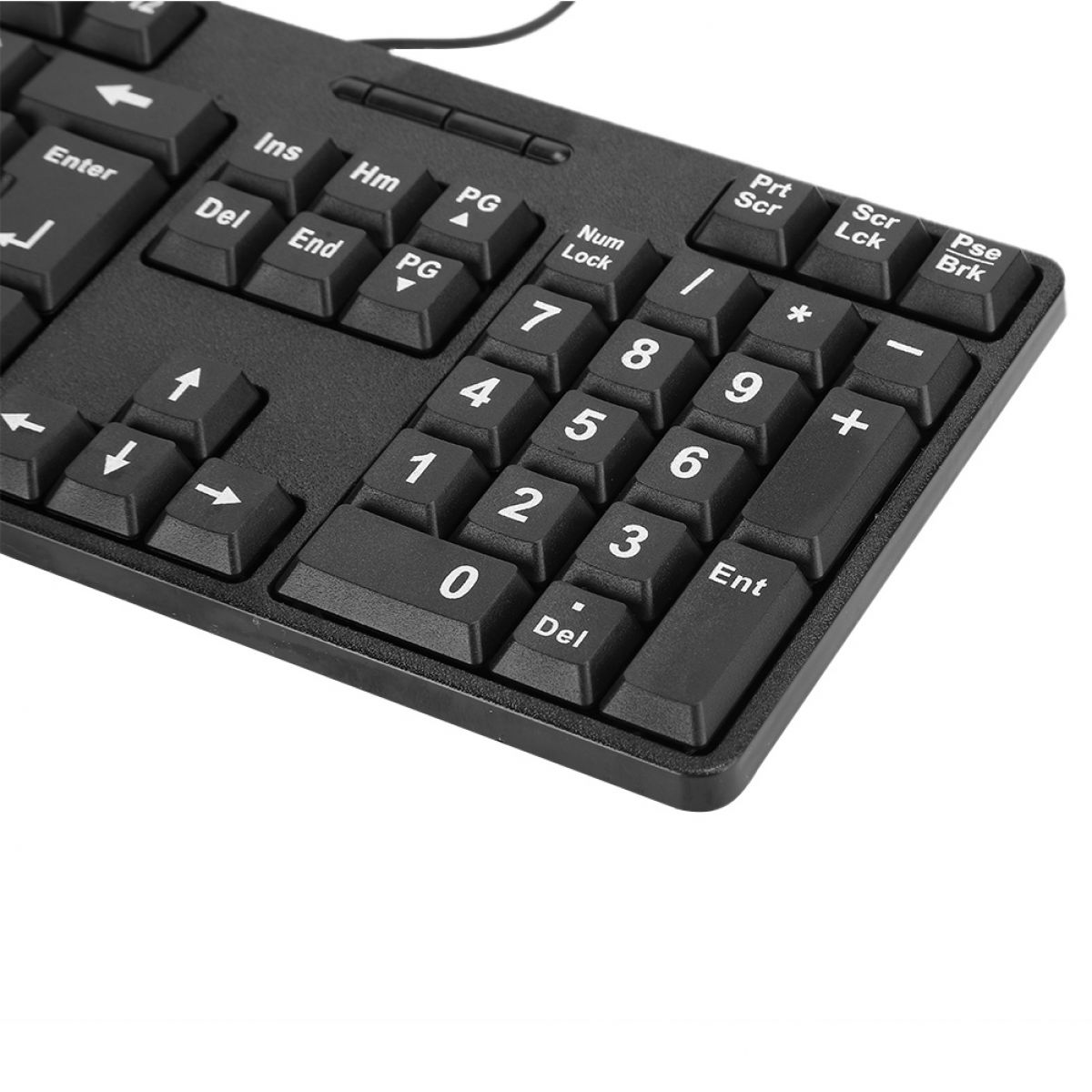 Nahaufnahme einer schwarzen Computertastatur. Ziffernblock und Pfeiltasten sind sichtbar, mit weißen Tastenbeschriftungen.