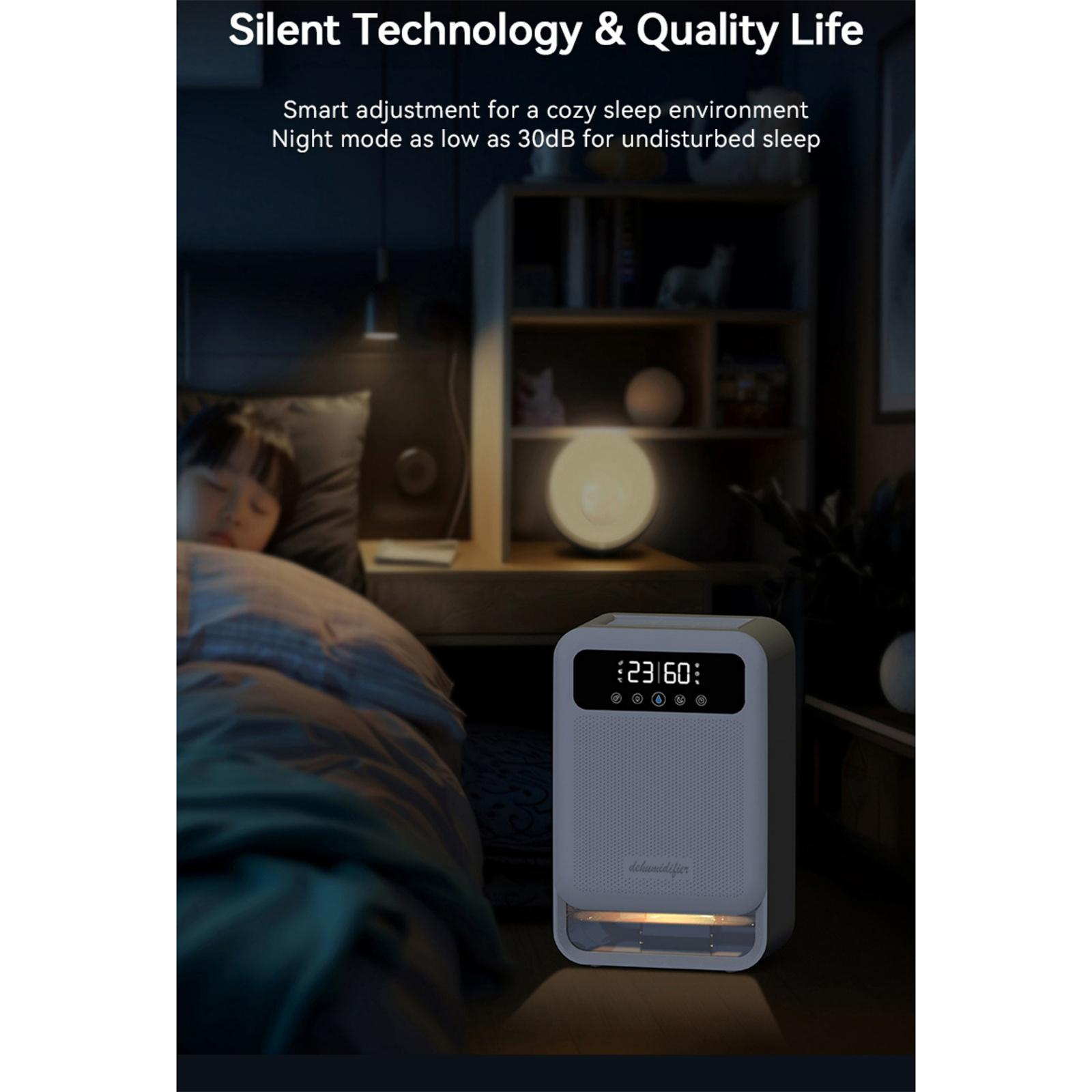 Eine Person schläft in einem Bett. Ein Luftbefeuchter mit Digitalanzeige zeigt die Zeit an. Regale und ein Licht sind sichtbar.