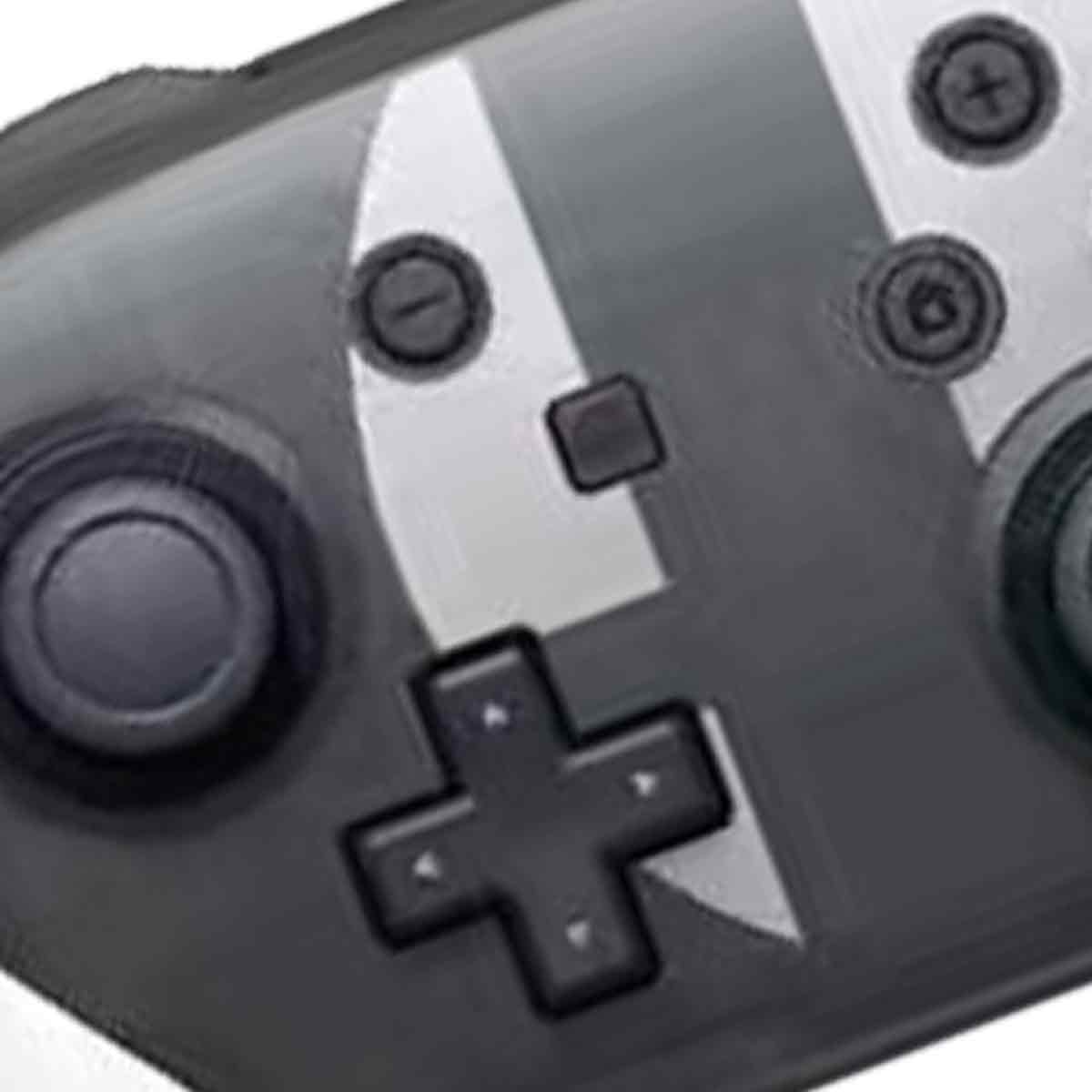 Nahaufnahme eines grau-schwarzen Gamecontrollers. Er verfügt über Knöpfe, ein Steuerkreuz und Steuerknüppel in verschiedenen Formen und Größen.