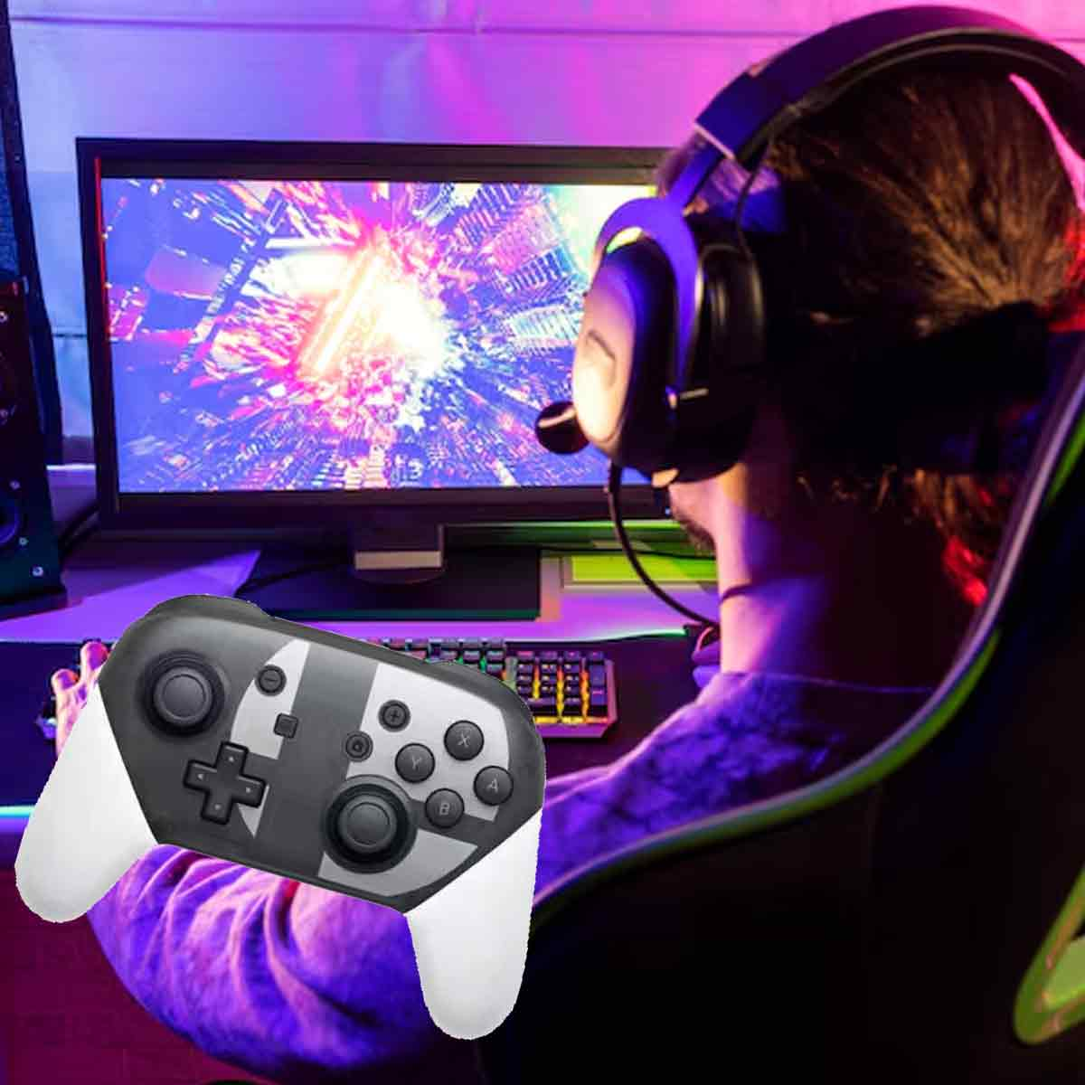 Eine Person mit Headset spielt. Ein Controller ist im Vordergrund. Ein Computermonitor zeigt eine farbenfrohe Spielszene.