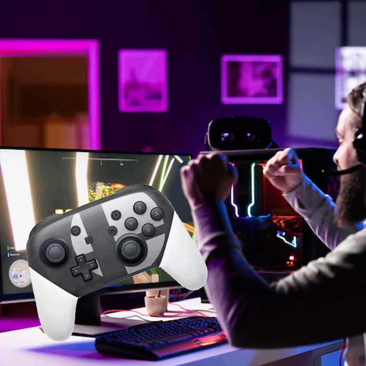 Eine Person spielt, hält einen Spielcontroller. Tastatur, Bildschirm und VR-Headset sind sichtbar. Der Raum ist violett beleuchtet.