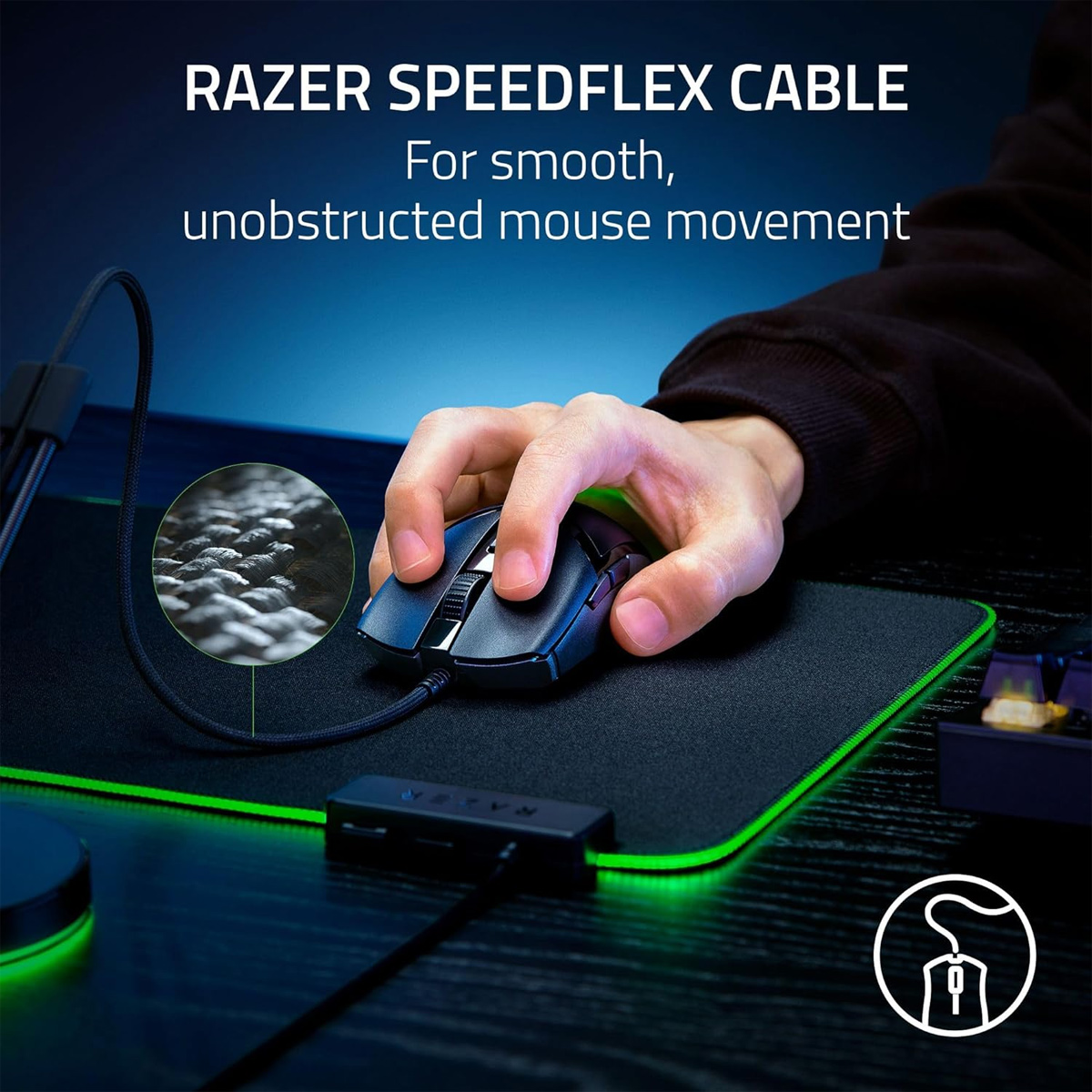 Eine Hand, die eine schwarze Razer-Maus auf einem schwarzen Mauspad mit grünem Rand hält. Das Bild bewirbt das Razer Speedflex-Kabel.