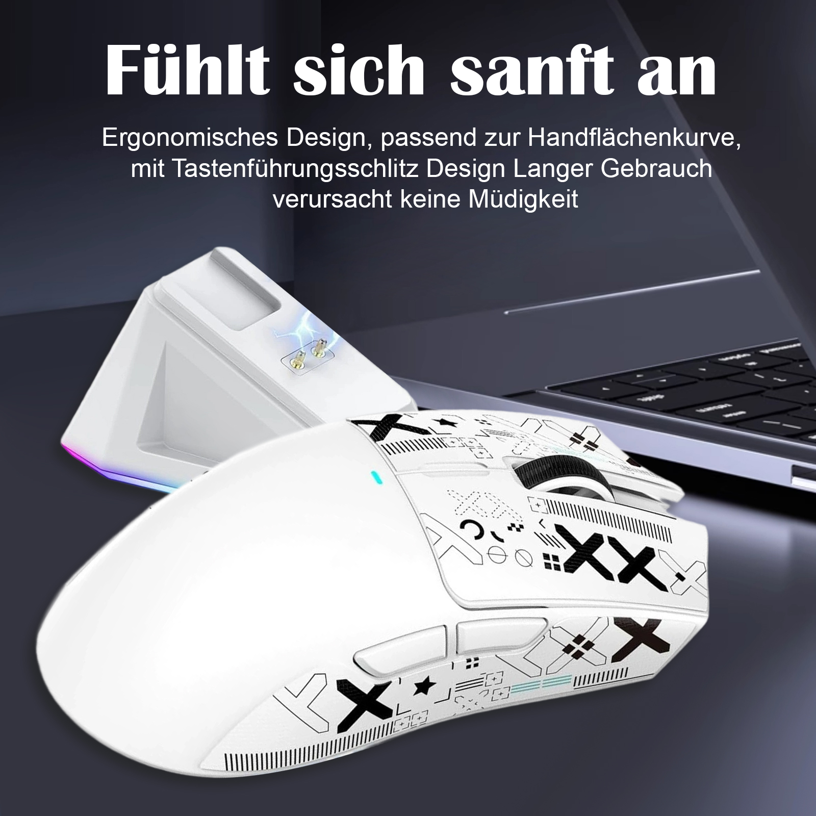 Eine weiße kabellose Maus mit schwarzen Akzenten und einer Ladestation. Im Hintergrund ist ein Laptop.
