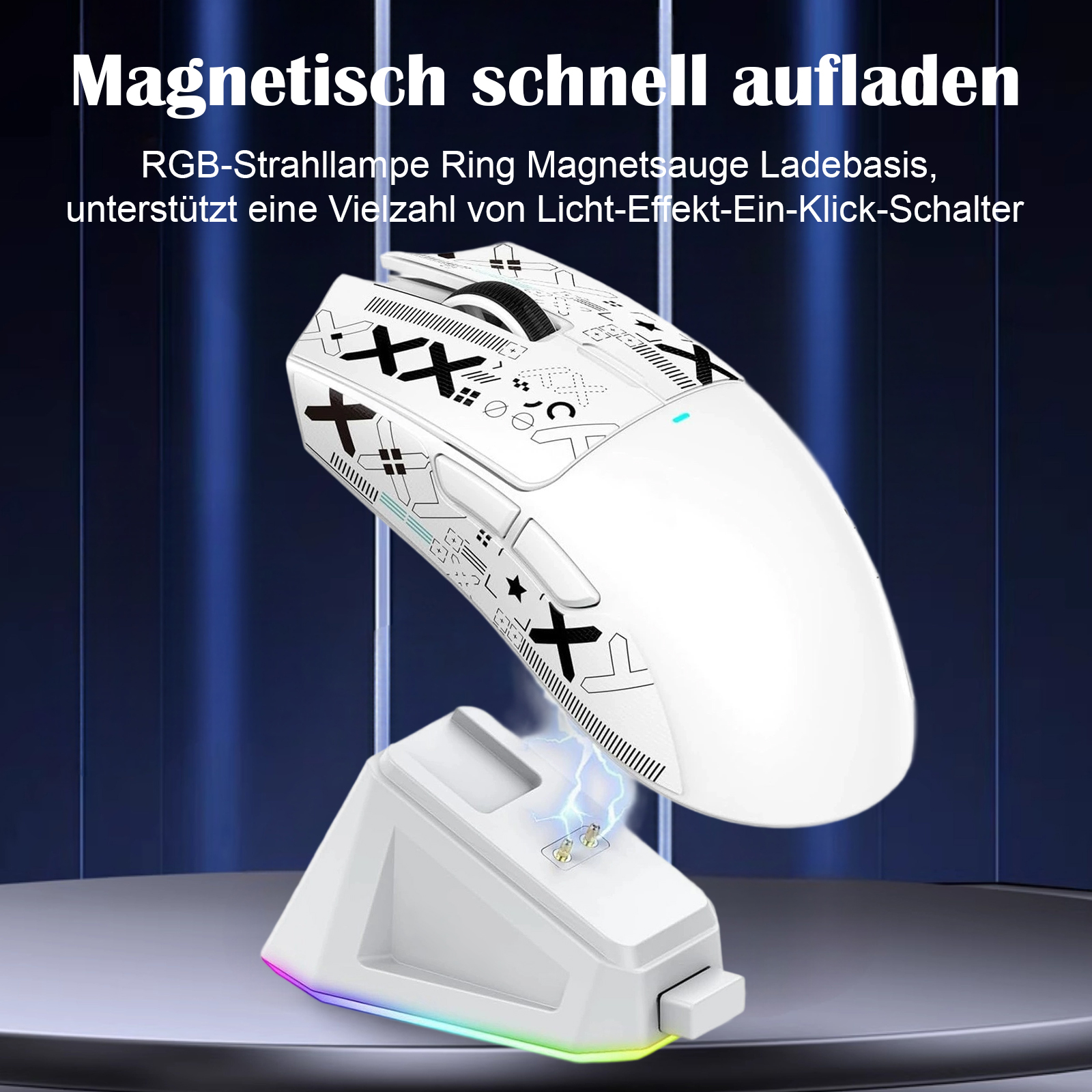 Eine weiße Gaming-Maus mit schwarzen Akzenten steht auf einer Ladestation, Blitze sind sichtbar. Blauer Hintergrund.
