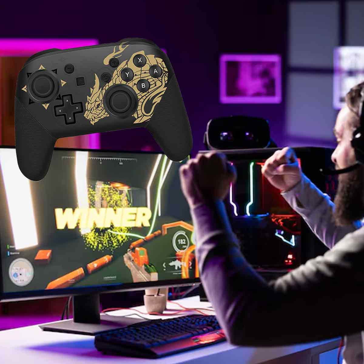 Ein schwarzer und goldener Game-Controller vor einem Gamer, der einen Sieg feiert. Der Bildschirm zeigt 'WINNER'.