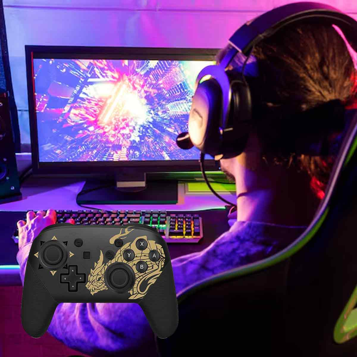 Eine Person mit Headset spielt. Ein Controller ist im Vordergrund. Ein Monitor und eine Tastatur sind ebenfalls sichtbar.