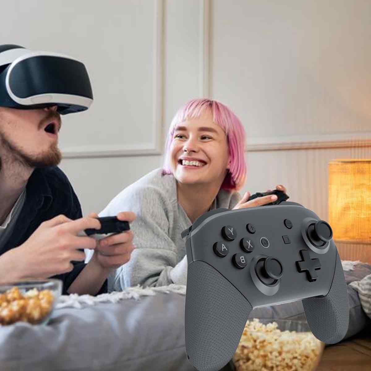 Ein Paar spielt mit Controllern und einem VR-Headset. Einer trägt ein Headset, andere lächeln. Popcorn und Lampen sind sichtbar.